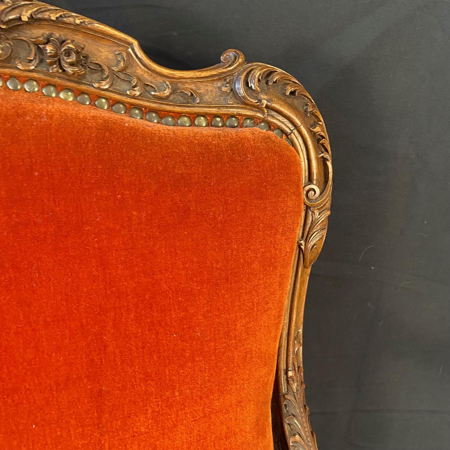 Coppia di poltrone francesi Luigi XV con tappezzeria originale in mohair vermiglio in vendita 2