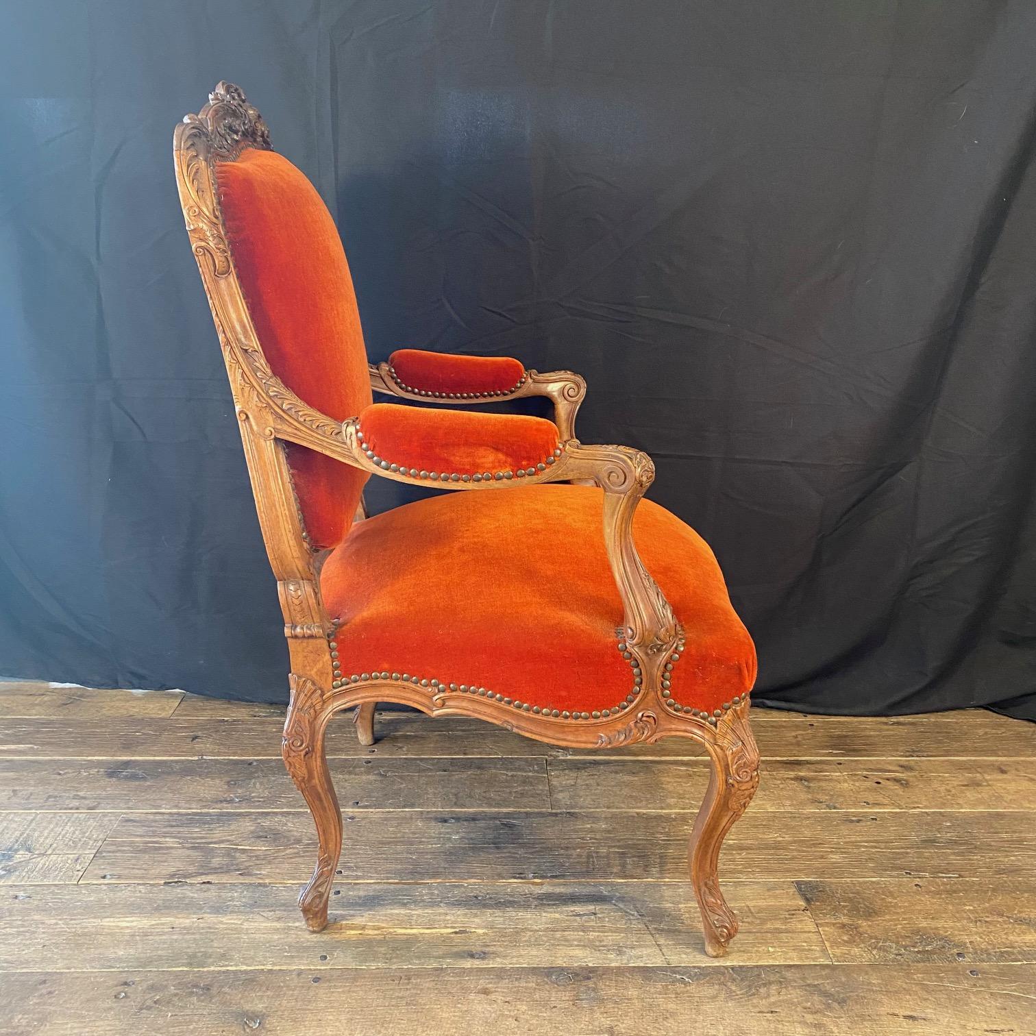 Coppia di poltrone francesi Luigi XV con tappezzeria originale in mohair vermiglio in vendita 3