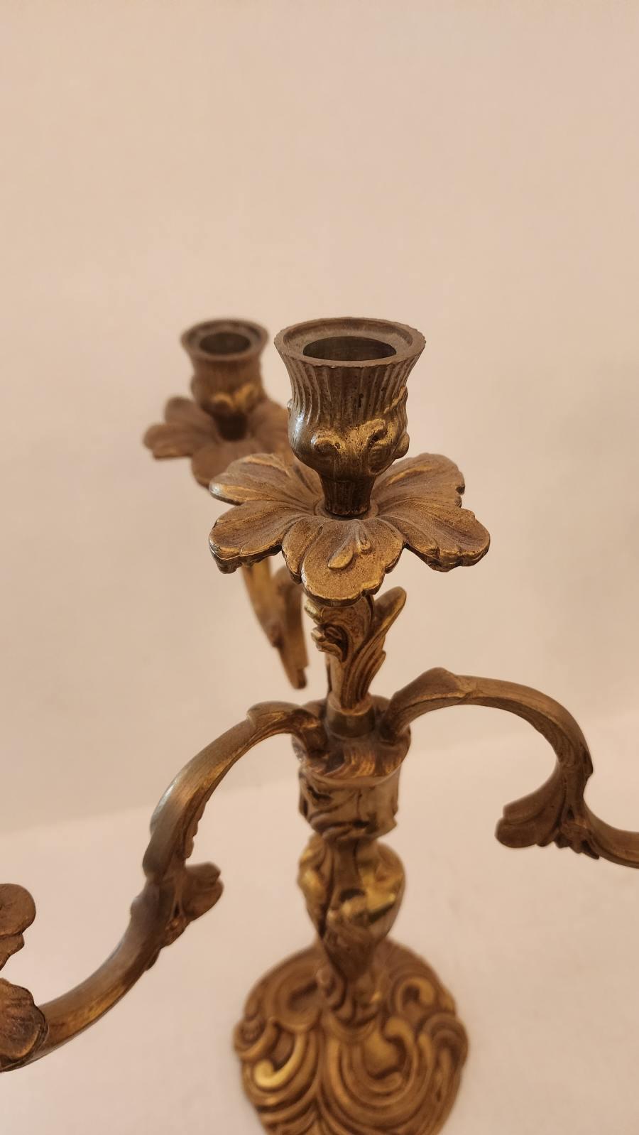 Français Paire de candélabres français Louis XV en bronze en vente