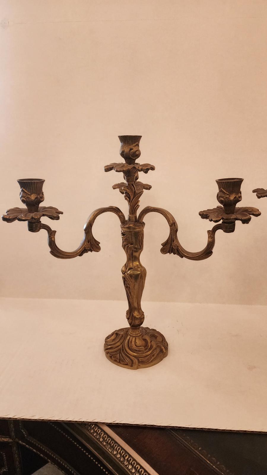 Moulage Paire de candélabres français Louis XV en bronze en vente