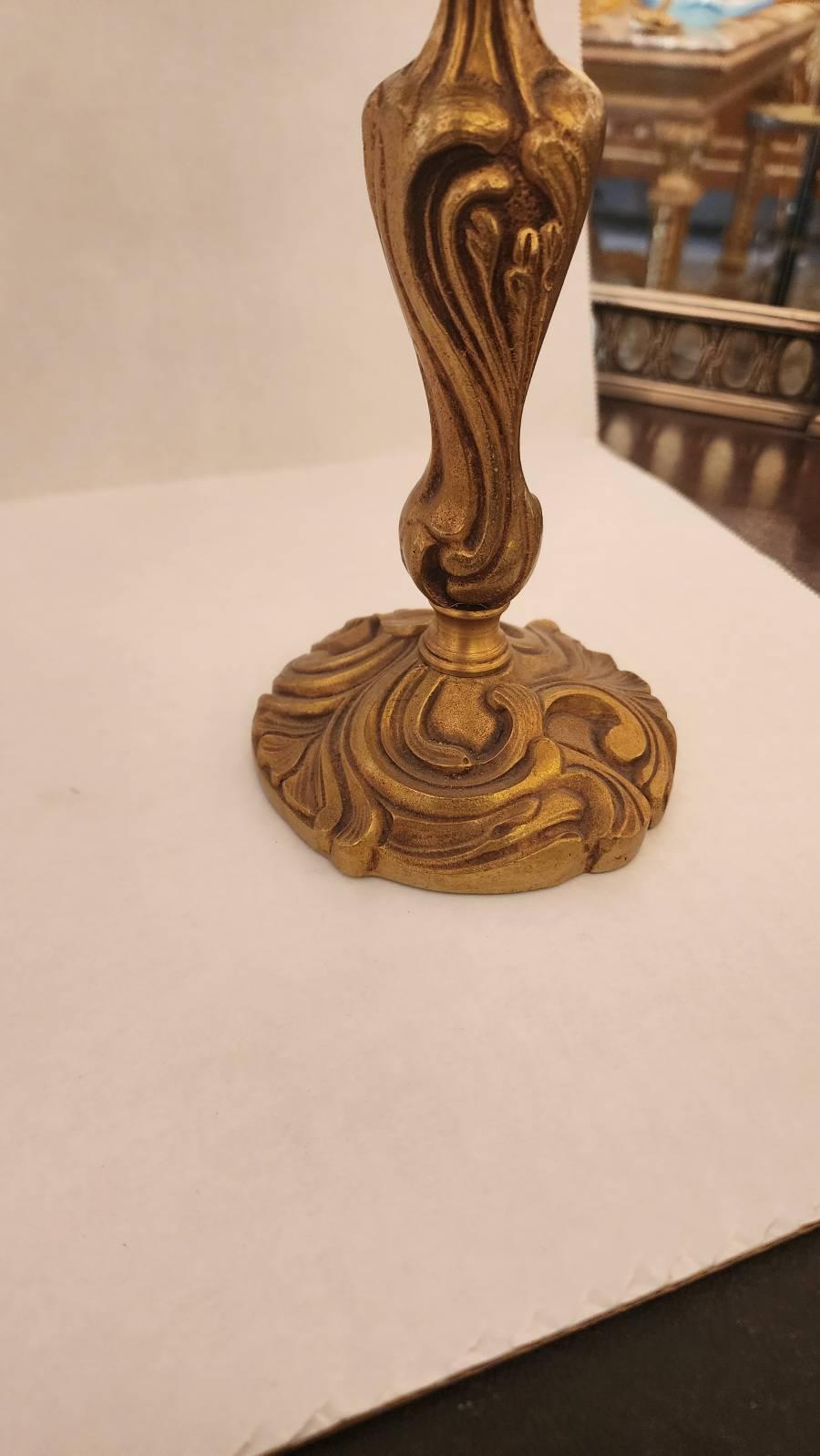Paire de candélabres français Louis XV en bronze Excellent état - En vente à Dallas, TX