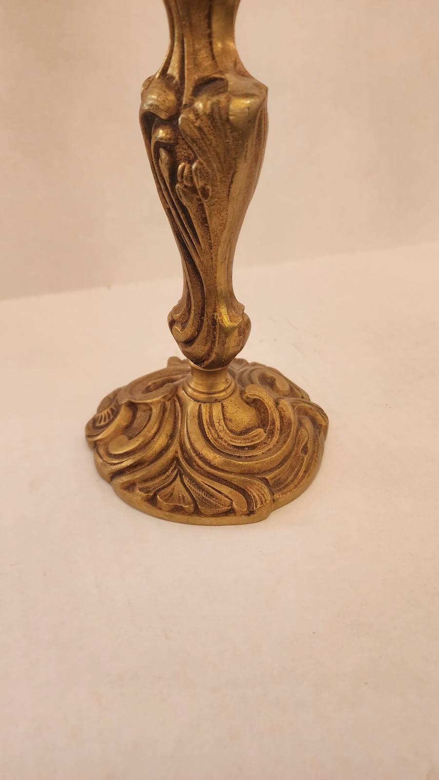 20ième siècle Paire de candélabres français Louis XV en bronze en vente