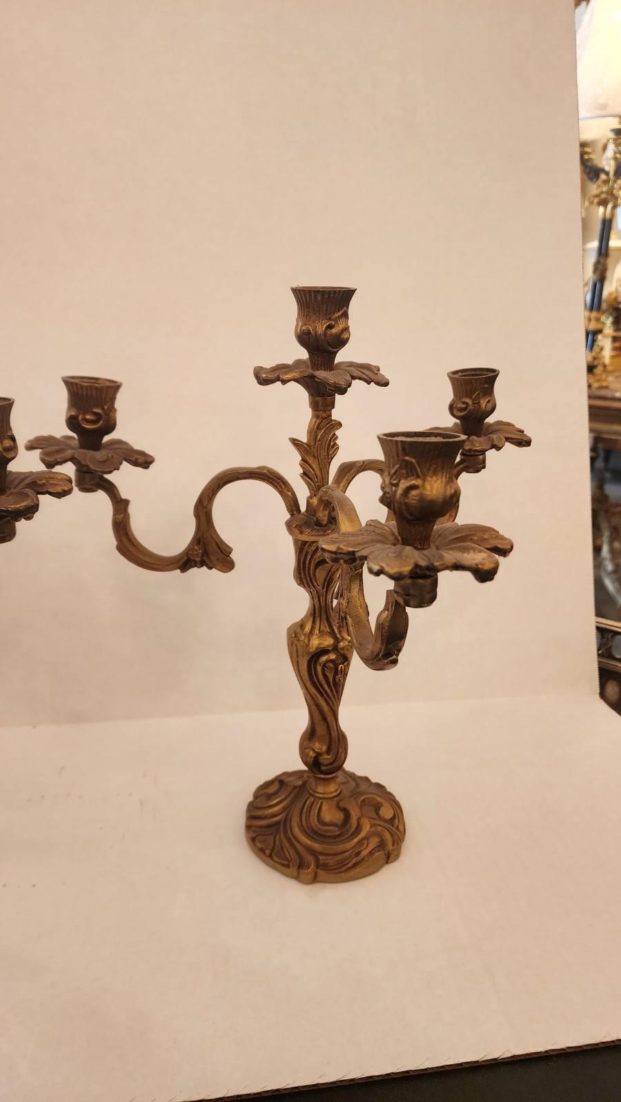 Bronze Paire de candélabres français Louis XV en bronze en vente
