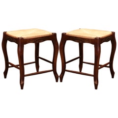 Paire de tabourets français Louis XV en bois de hêtre sculpté avec assise en jonc