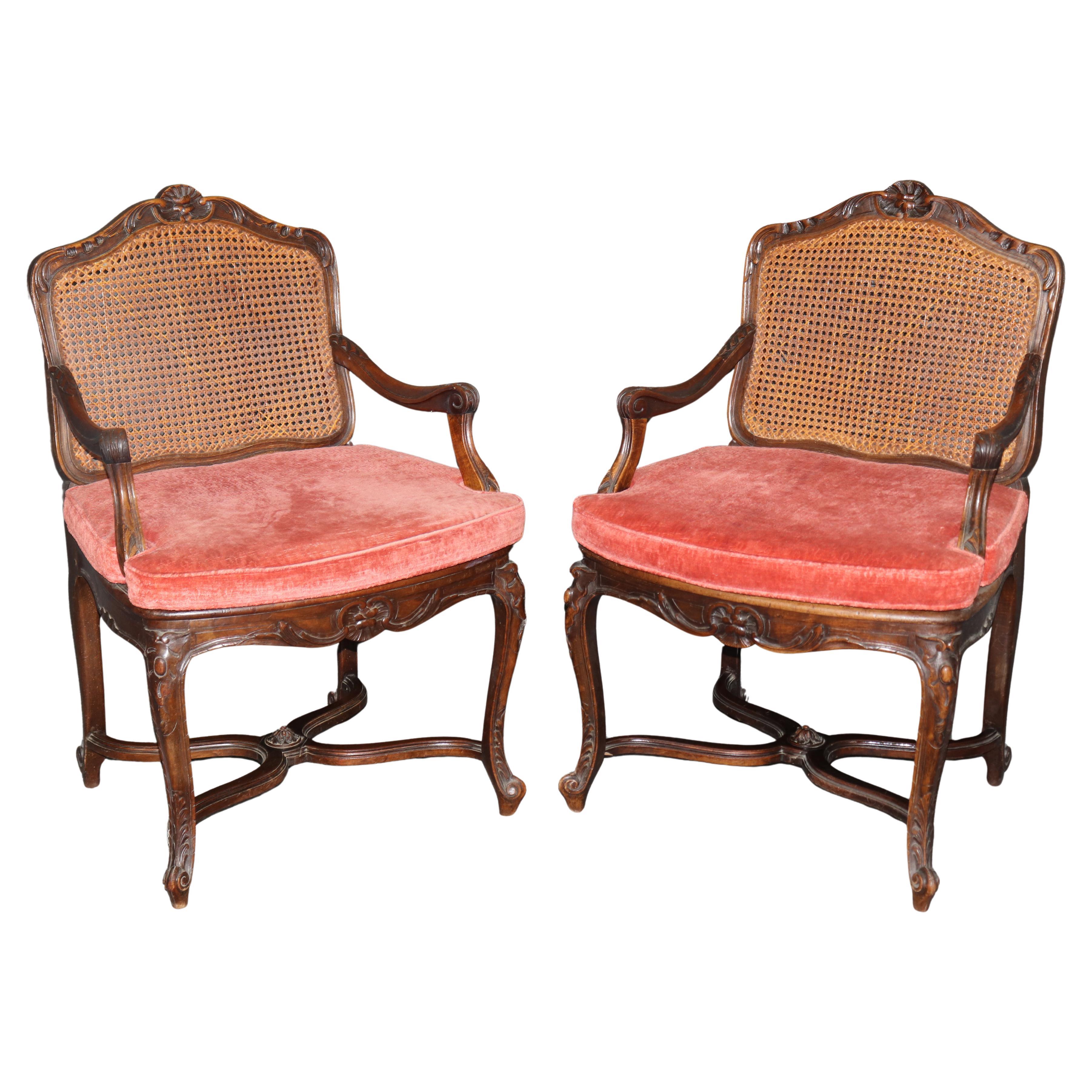 Coppia di poltrone francesi Louis XV con schienale a canne intagliate C.C. in vendita