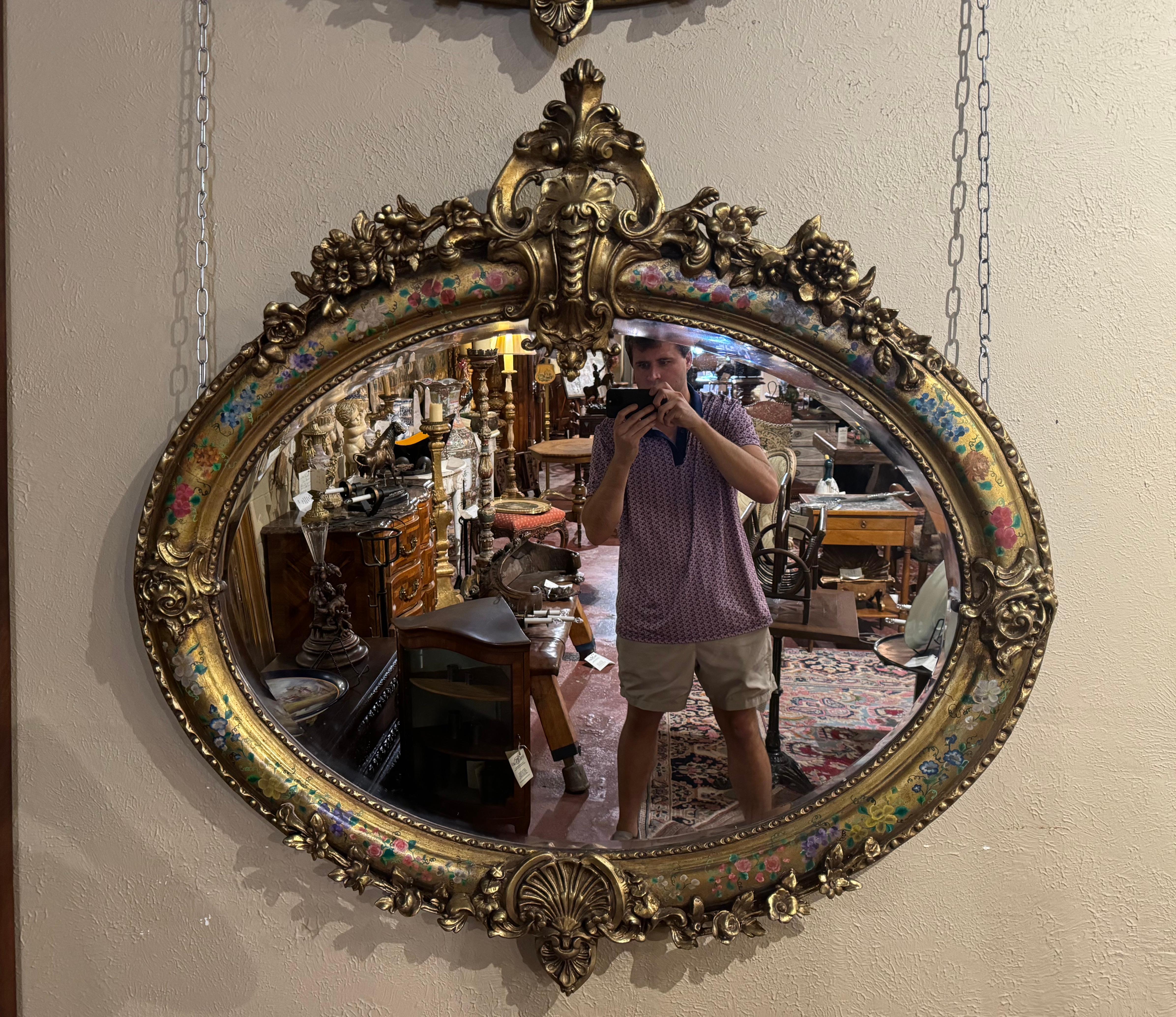 Français Paire de miroirs ovales biseautés en bois doré sculpté et peint de style Louis XV en vente
