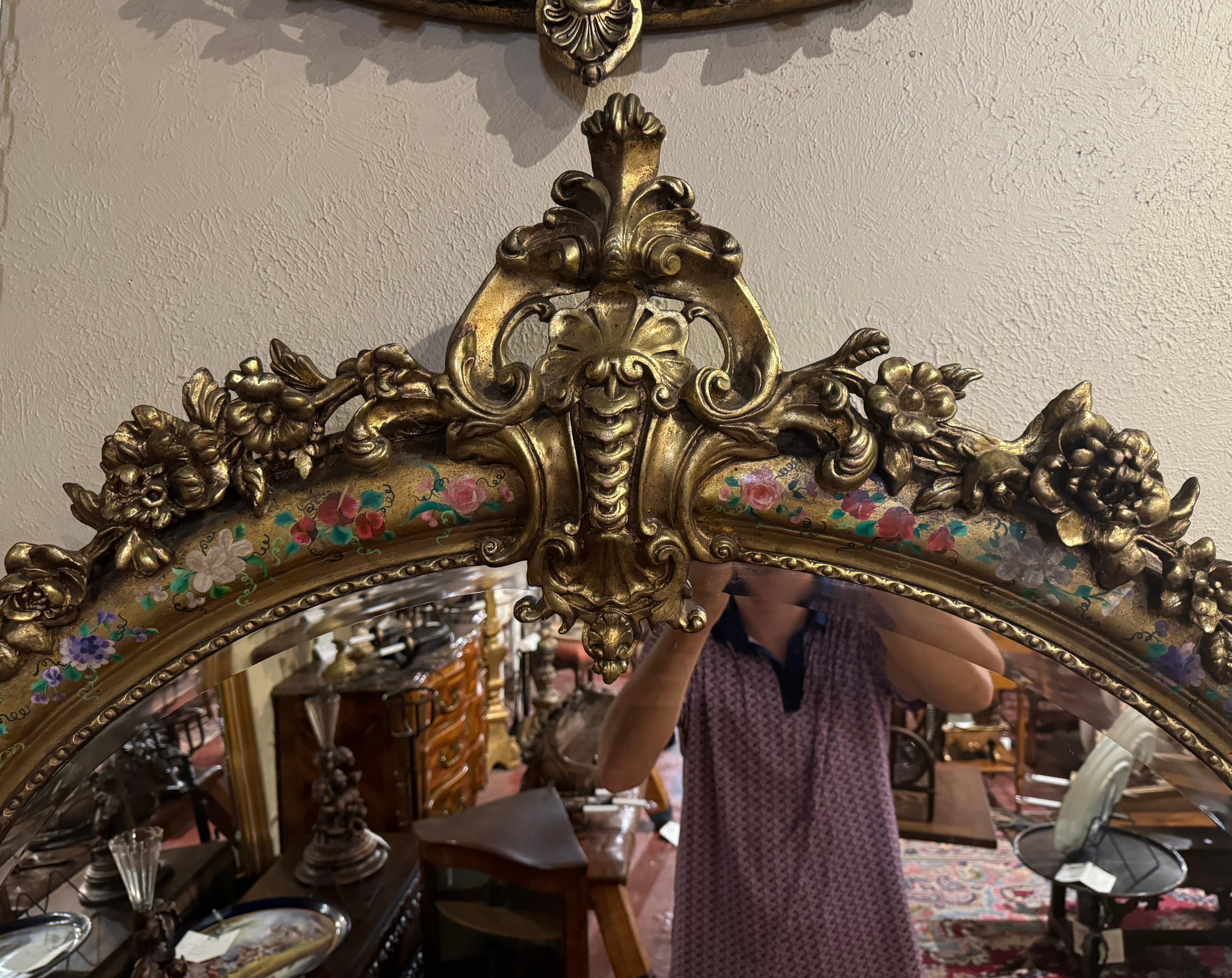 Doré Paire de miroirs ovales biseautés en bois doré sculpté et peint de style Louis XV en vente