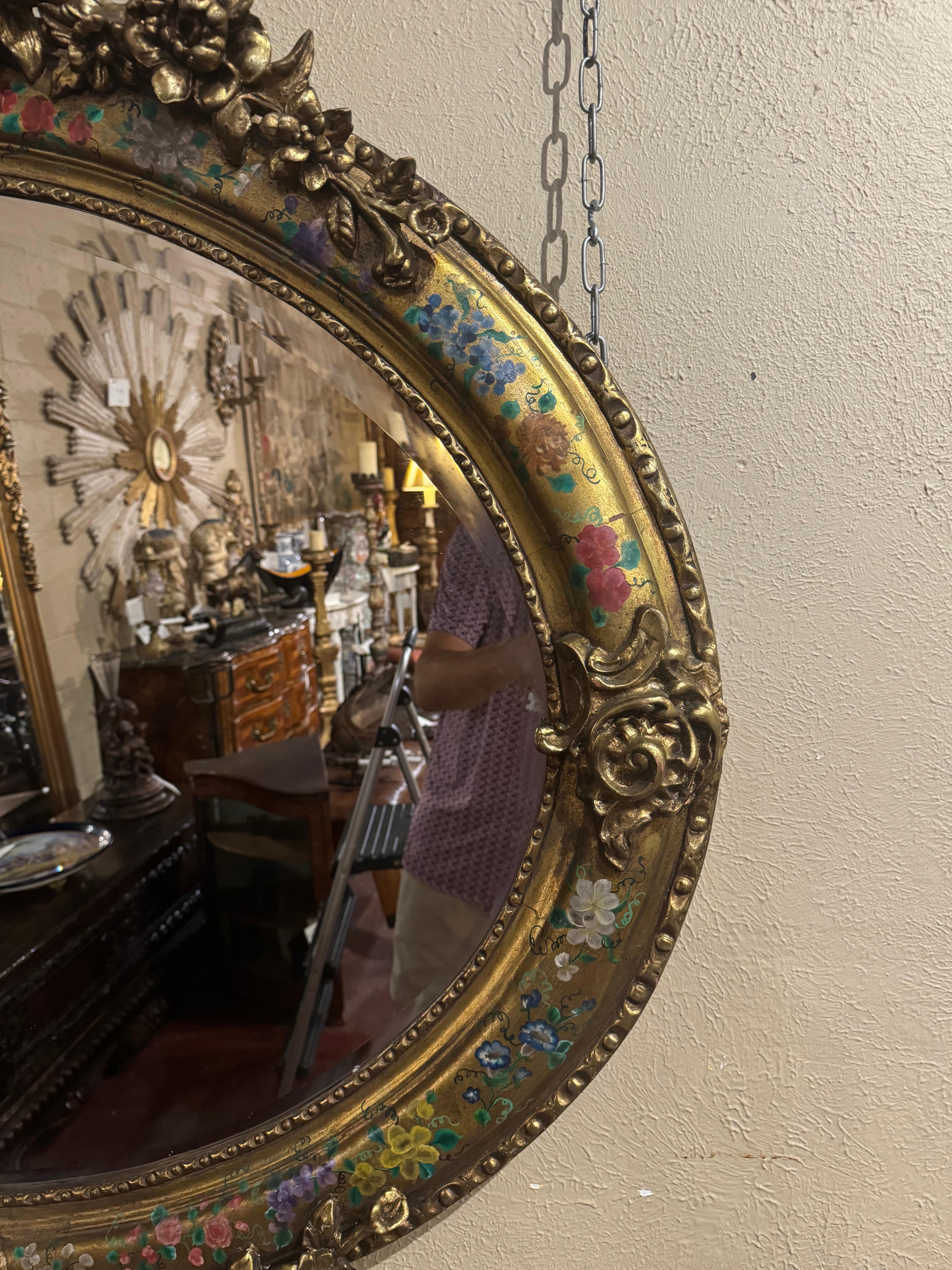 Paire de miroirs ovales biseautés en bois doré sculpté et peint de style Louis XV Excellent état - En vente à Dallas, TX