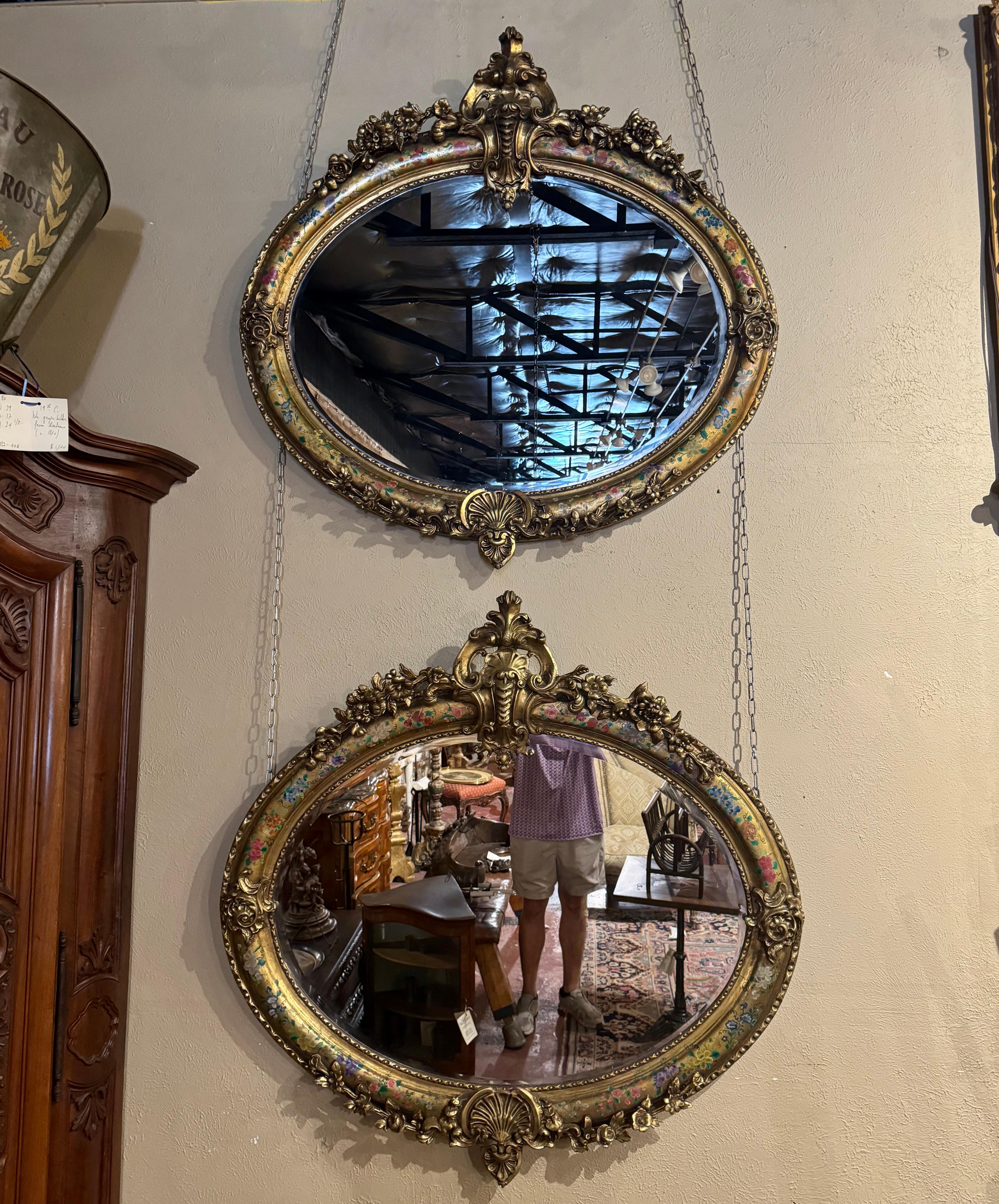 XXIe siècle et contemporain Paire de miroirs ovales biseautés en bois doré sculpté et peint de style Louis XV en vente