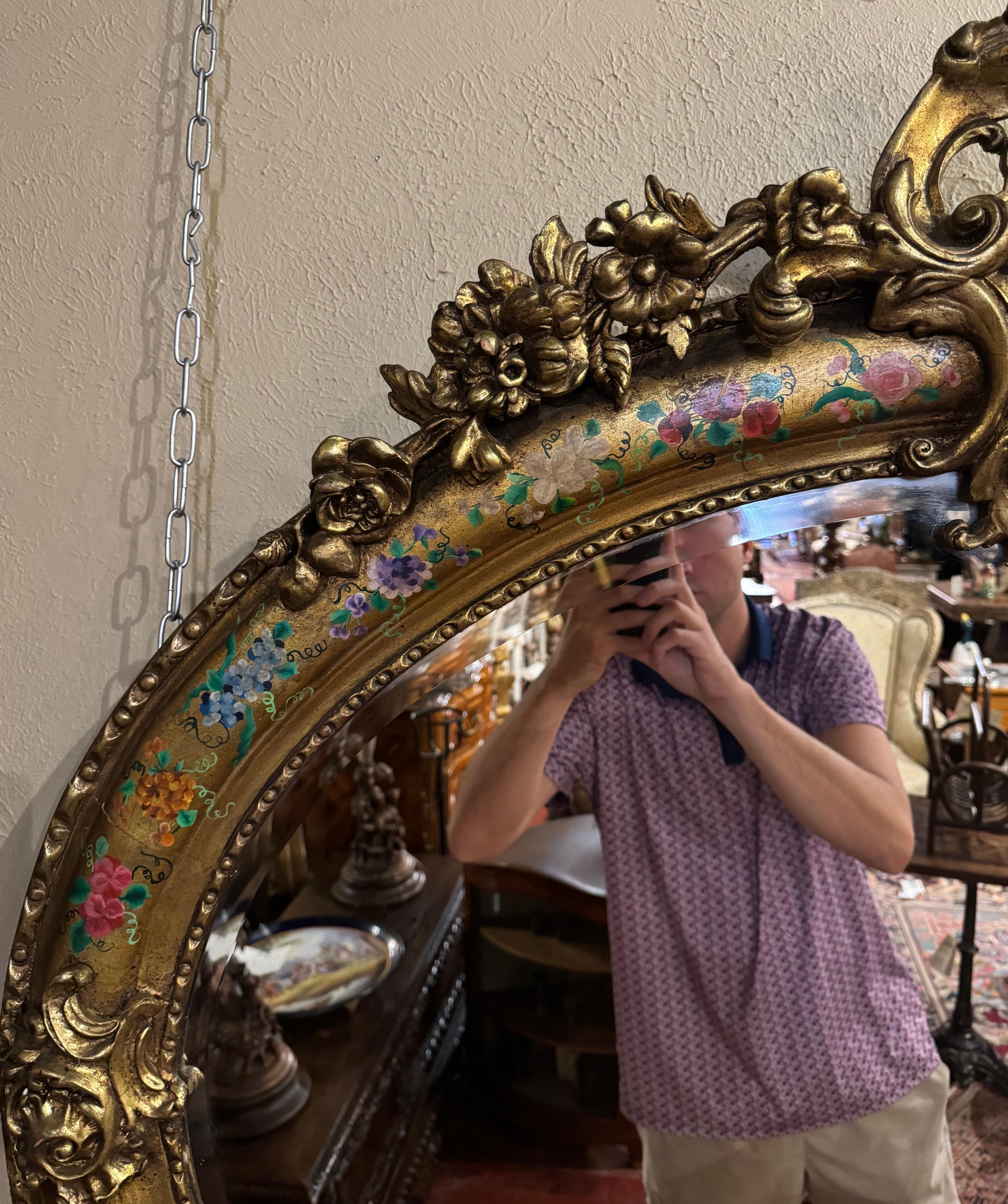 Verre Paire de miroirs ovales biseautés en bois doré sculpté et peint de style Louis XV en vente