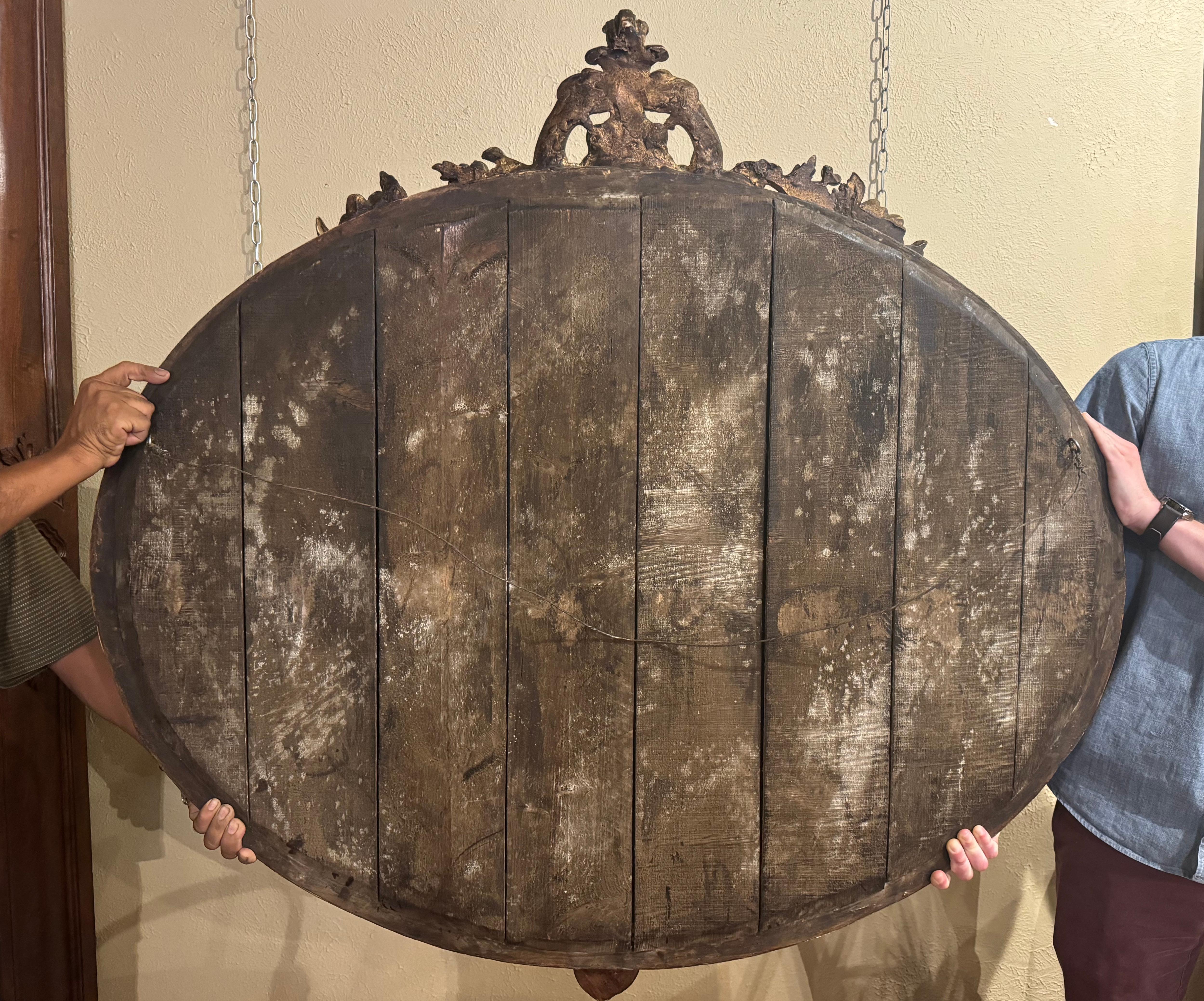 Paire de miroirs ovales biseautés en bois doré sculpté et peint de style Louis XV en vente 1