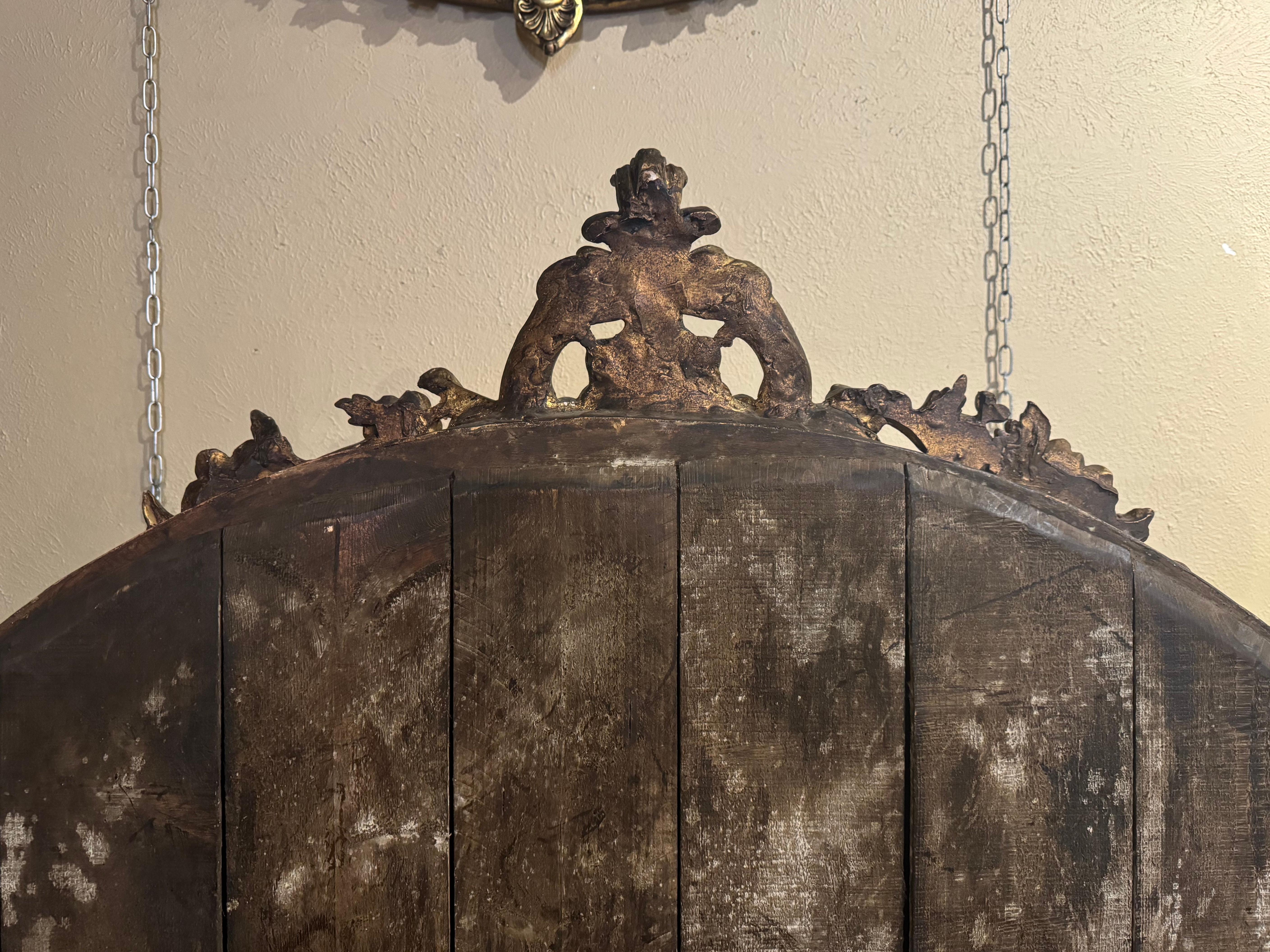 Paire de miroirs ovales biseautés en bois doré sculpté et peint de style Louis XV en vente 2