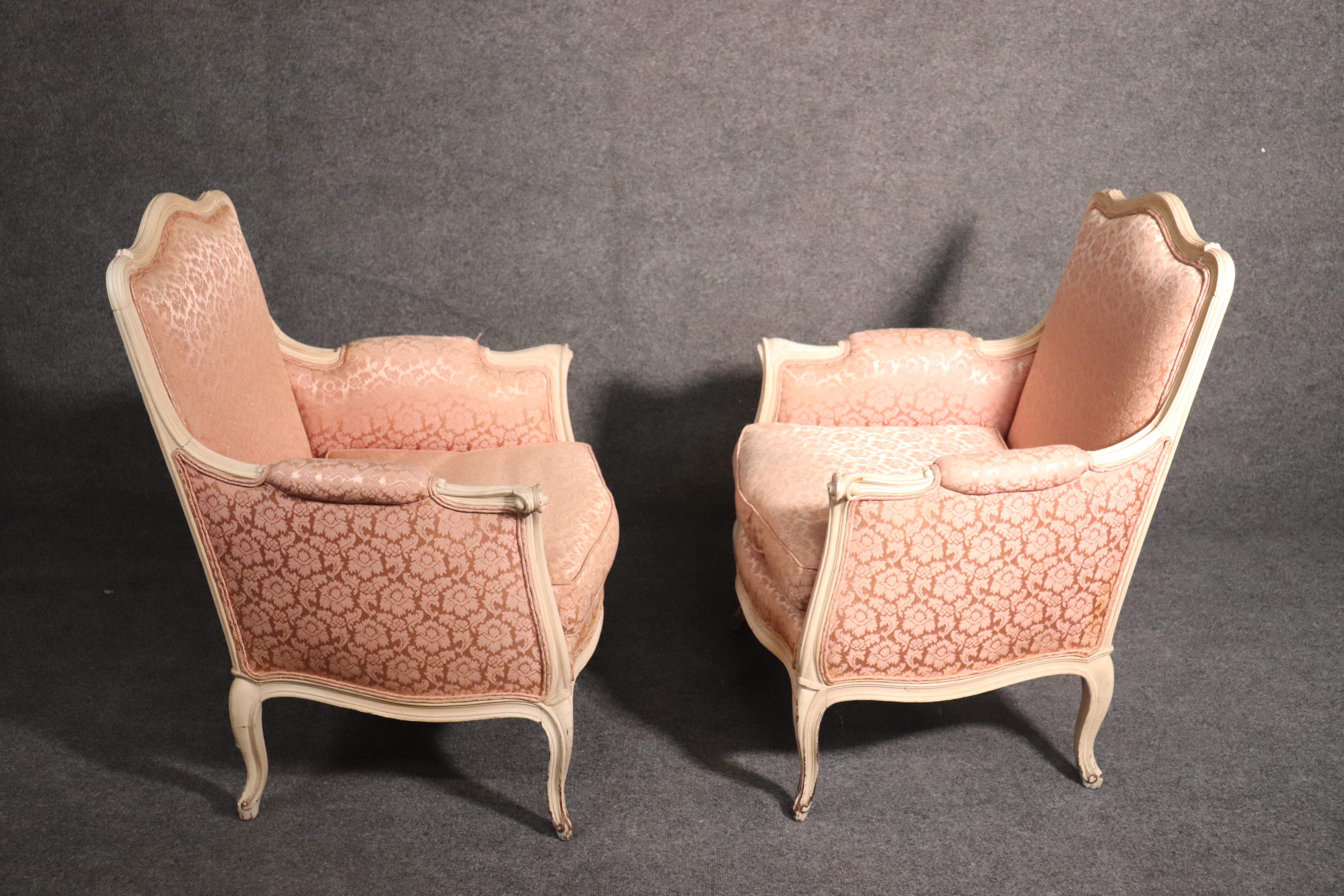 Pair of French Louis XV Crème Painted Bergère Lounge Chairs with Pink Damask In Good Condition In Swedesboro, NJ