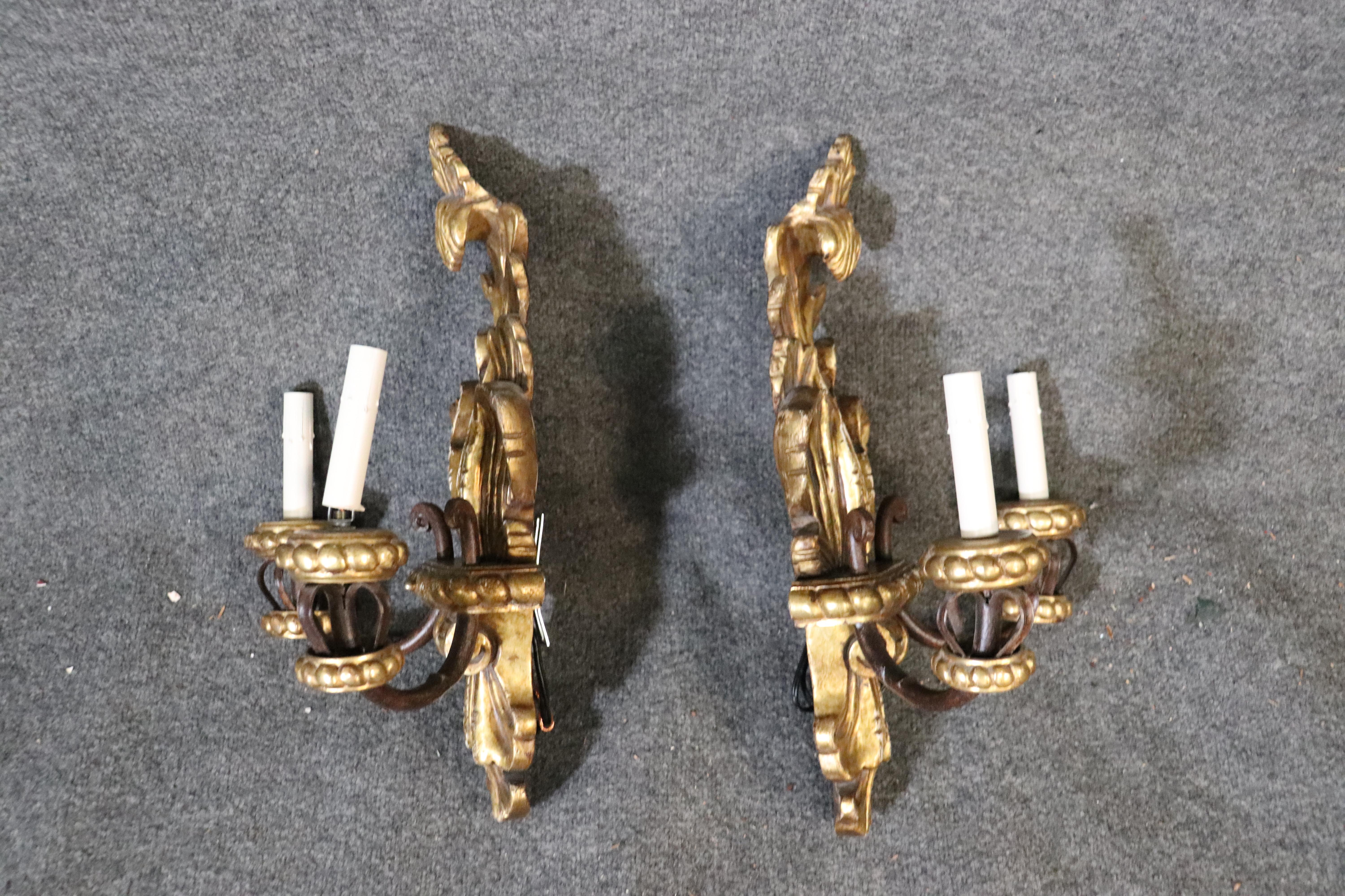Pareja de candelabros franceses Luis XV de madera tallada y dorada en Bueno estado para la venta en Swedesboro, NJ