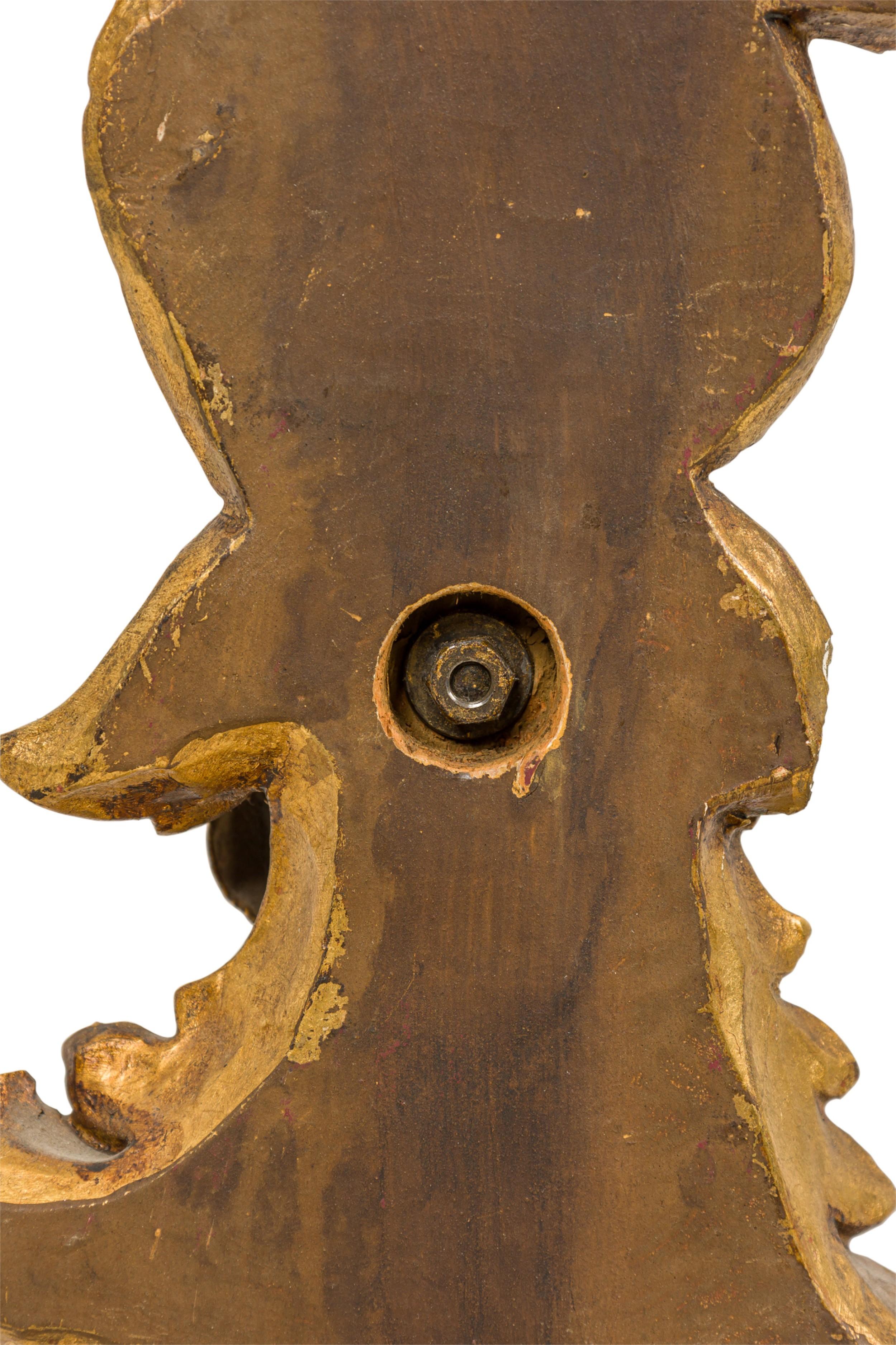 Coppia di sconsole da parete in legno dorato francese Luigi XV in vendita 4