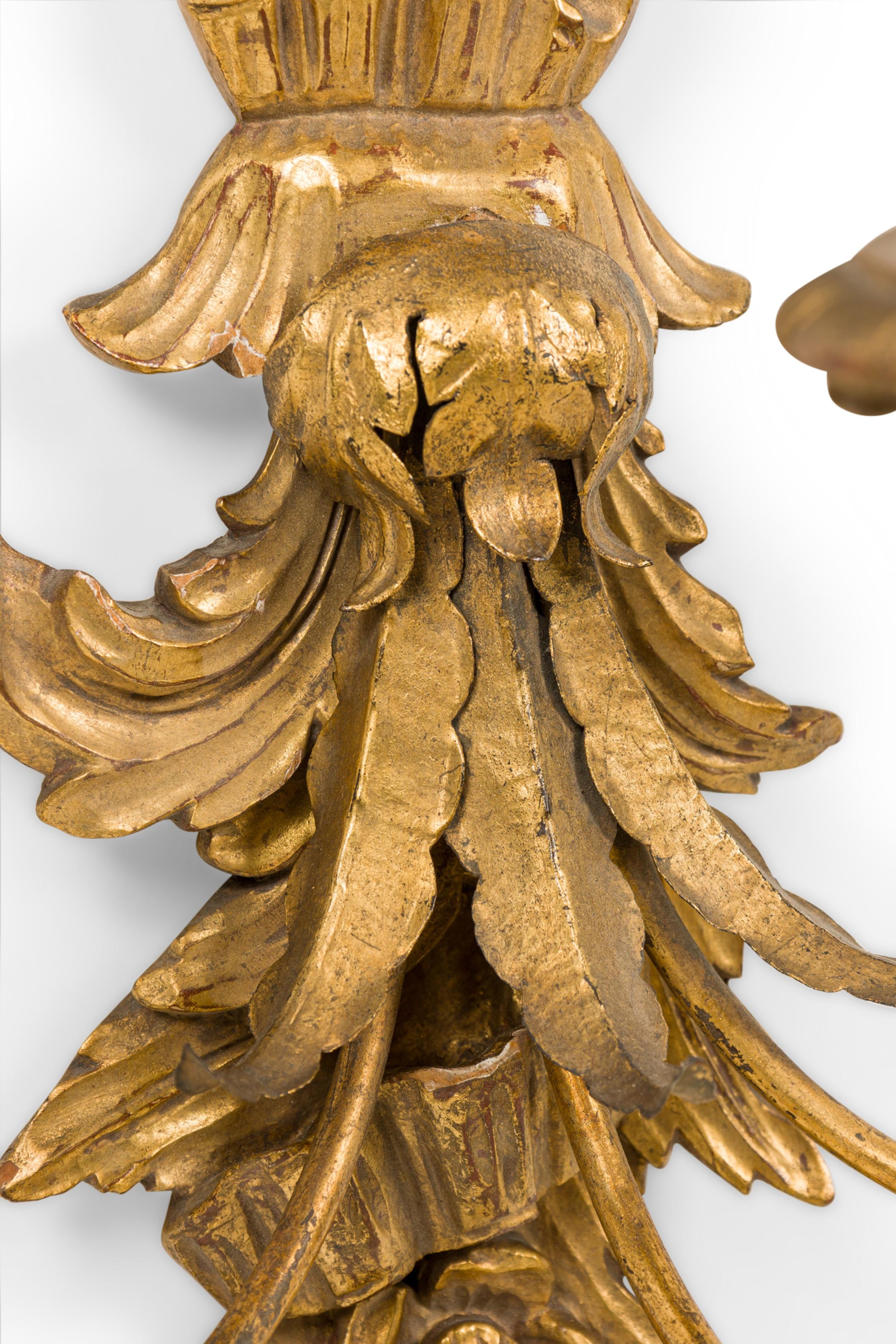 Coppia di sconsole da parete in legno dorato francese Luigi XV in vendita 5