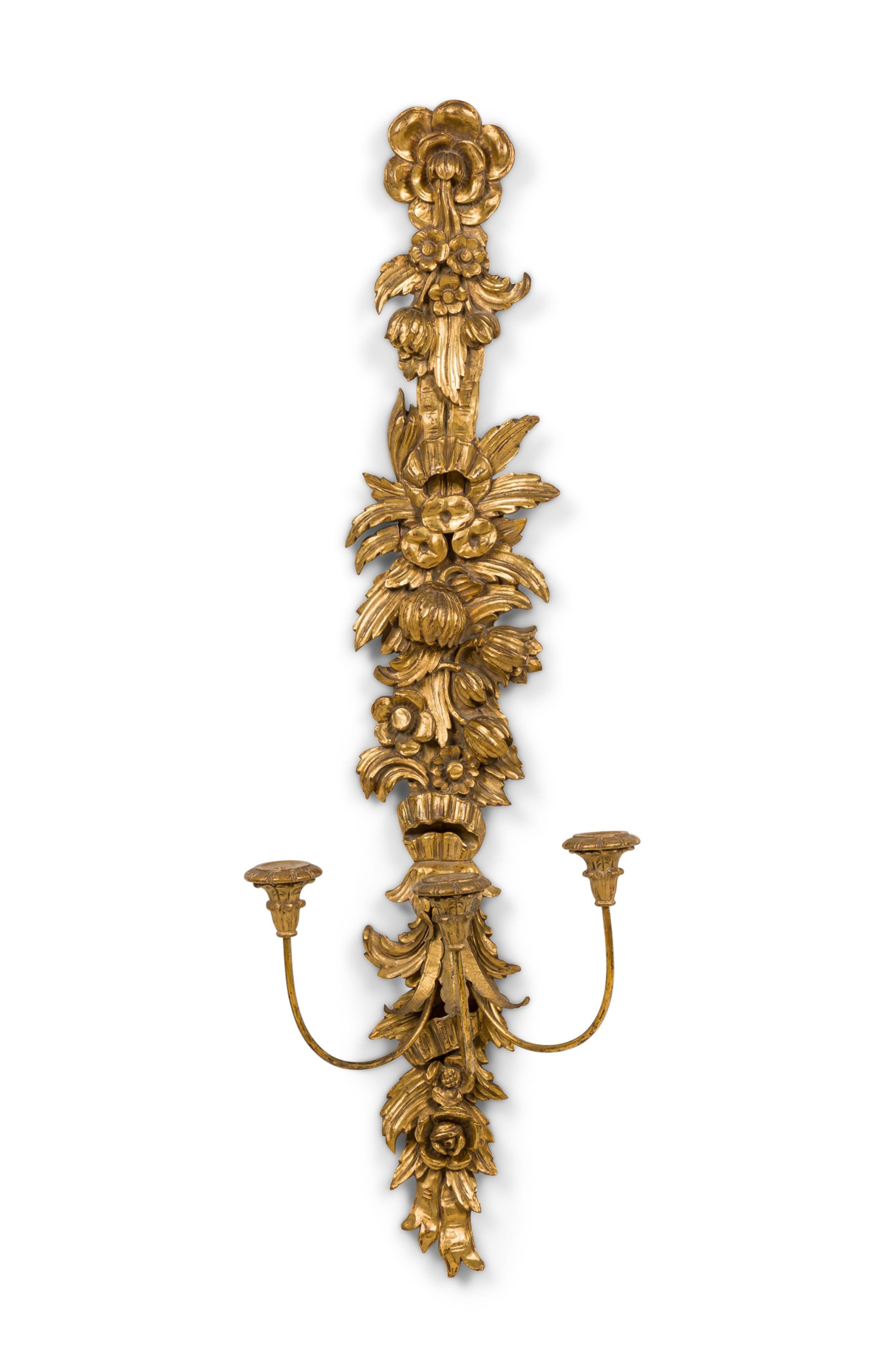 COPPIA di appliques strette in stile Luigi XV (19/20° secolo) in legno dorato con intagli floreali e 3 portacandele (PREZZO A COPPIA)