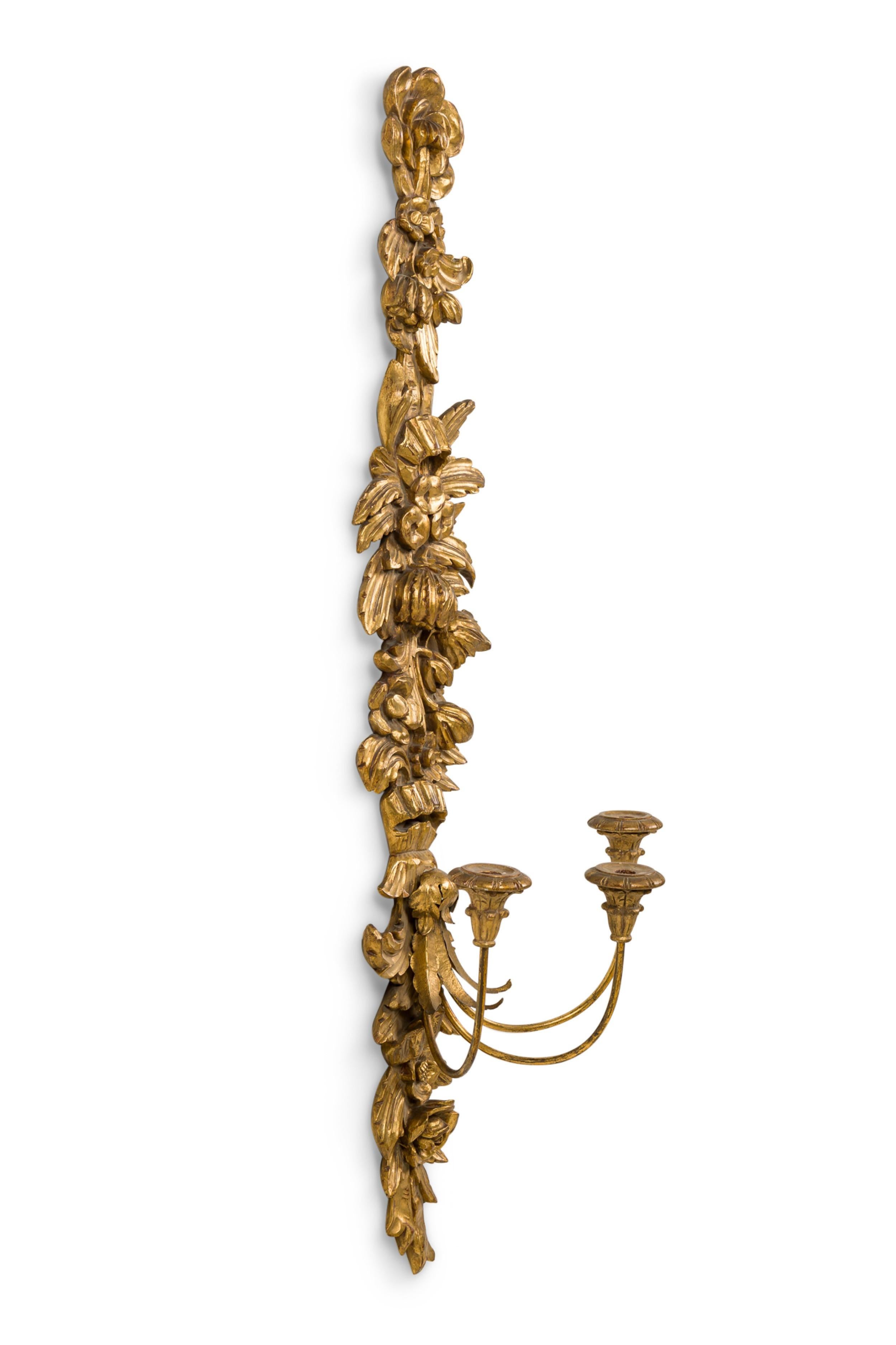 Intagliato Coppia di sconsole da parete in legno dorato francese Luigi XV in vendita