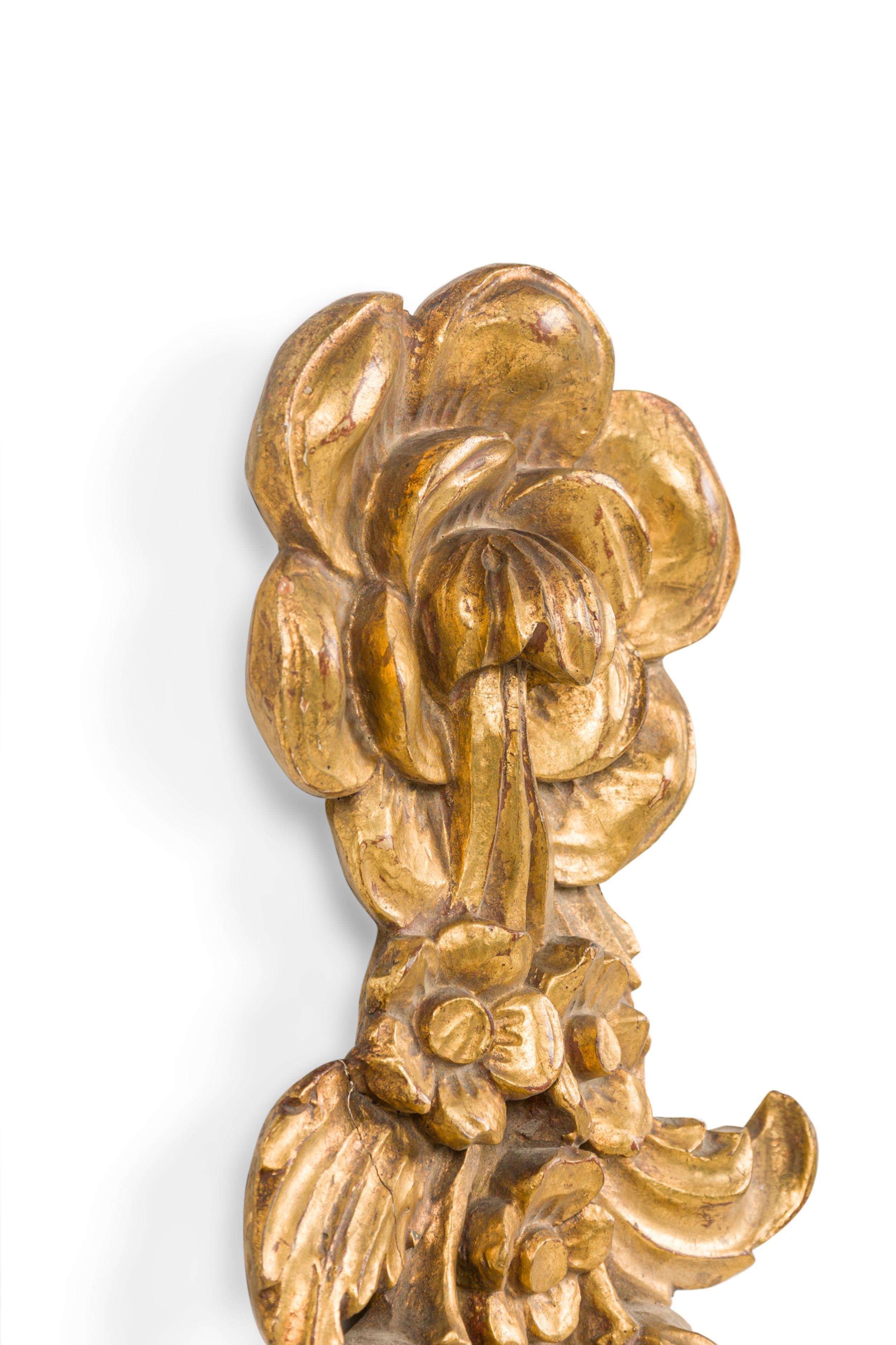 Coppia di sconsole da parete in legno dorato francese Luigi XV In condizioni buone in vendita a Queens, NY