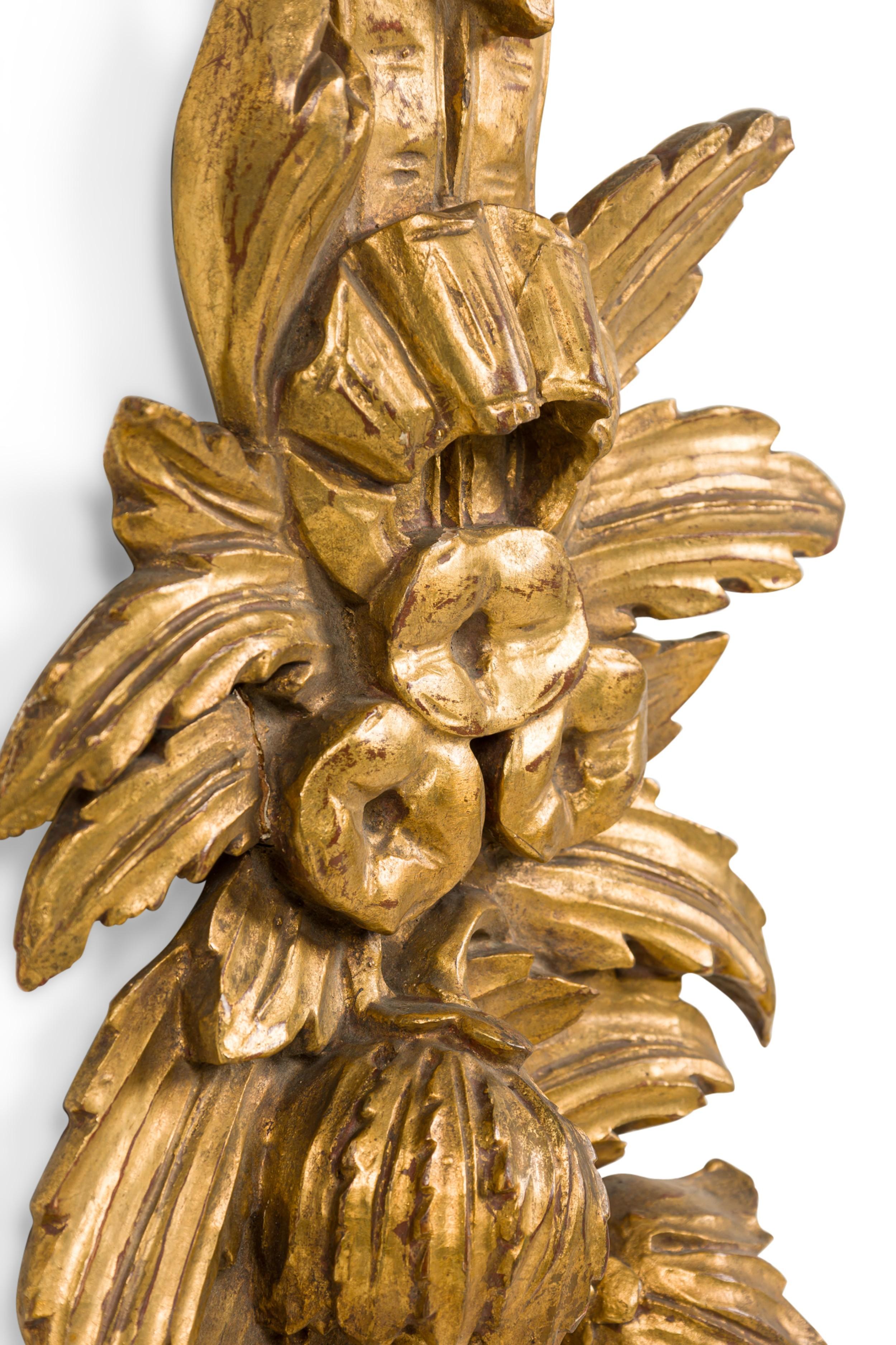 XIX secolo Coppia di sconsole da parete in legno dorato francese Luigi XV in vendita