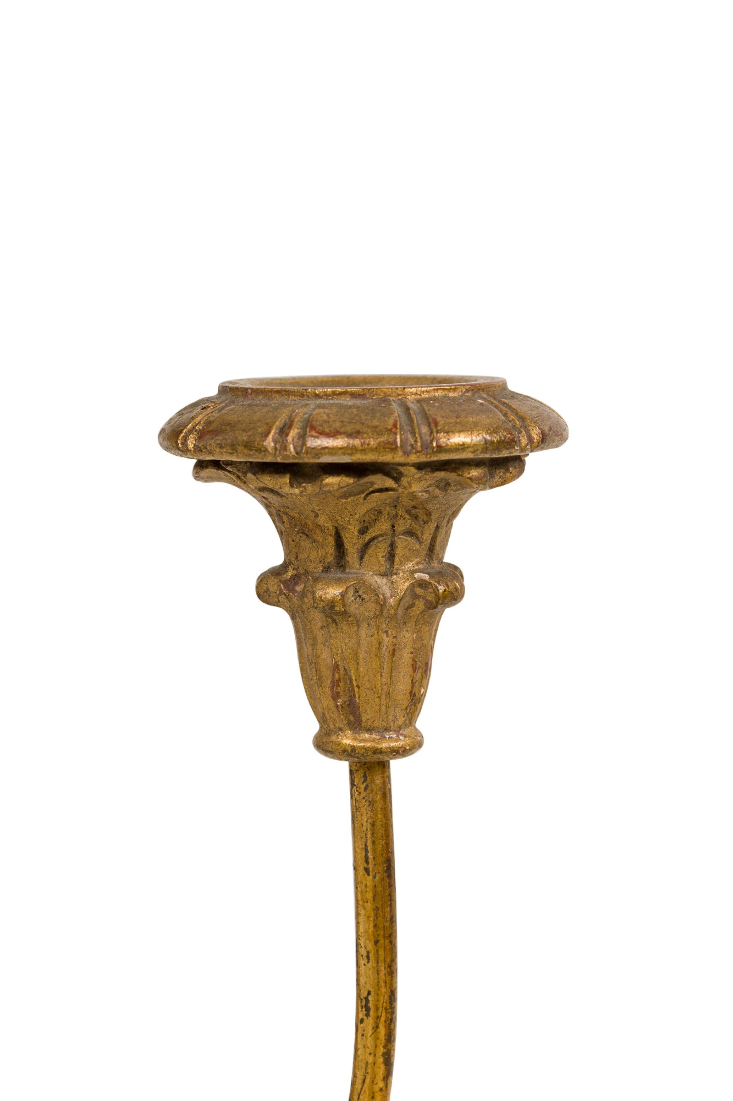 Legno dorato Coppia di sconsole da parete in legno dorato francese Luigi XV in vendita