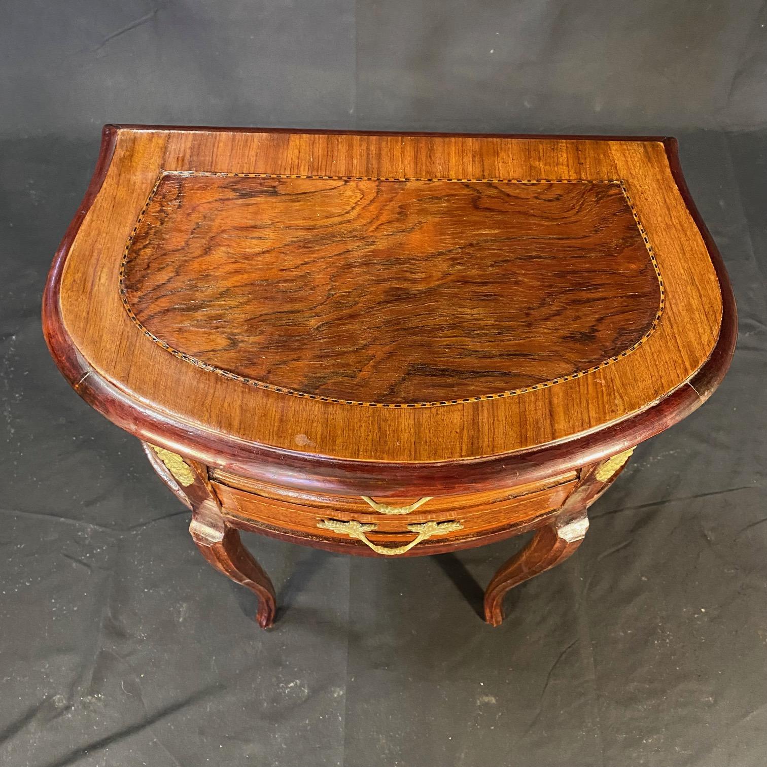 Pair of French Louis XV Inlaid Marquetry Side Tables or Night Stands In Good Condition For Sale In Hopewell, NJ