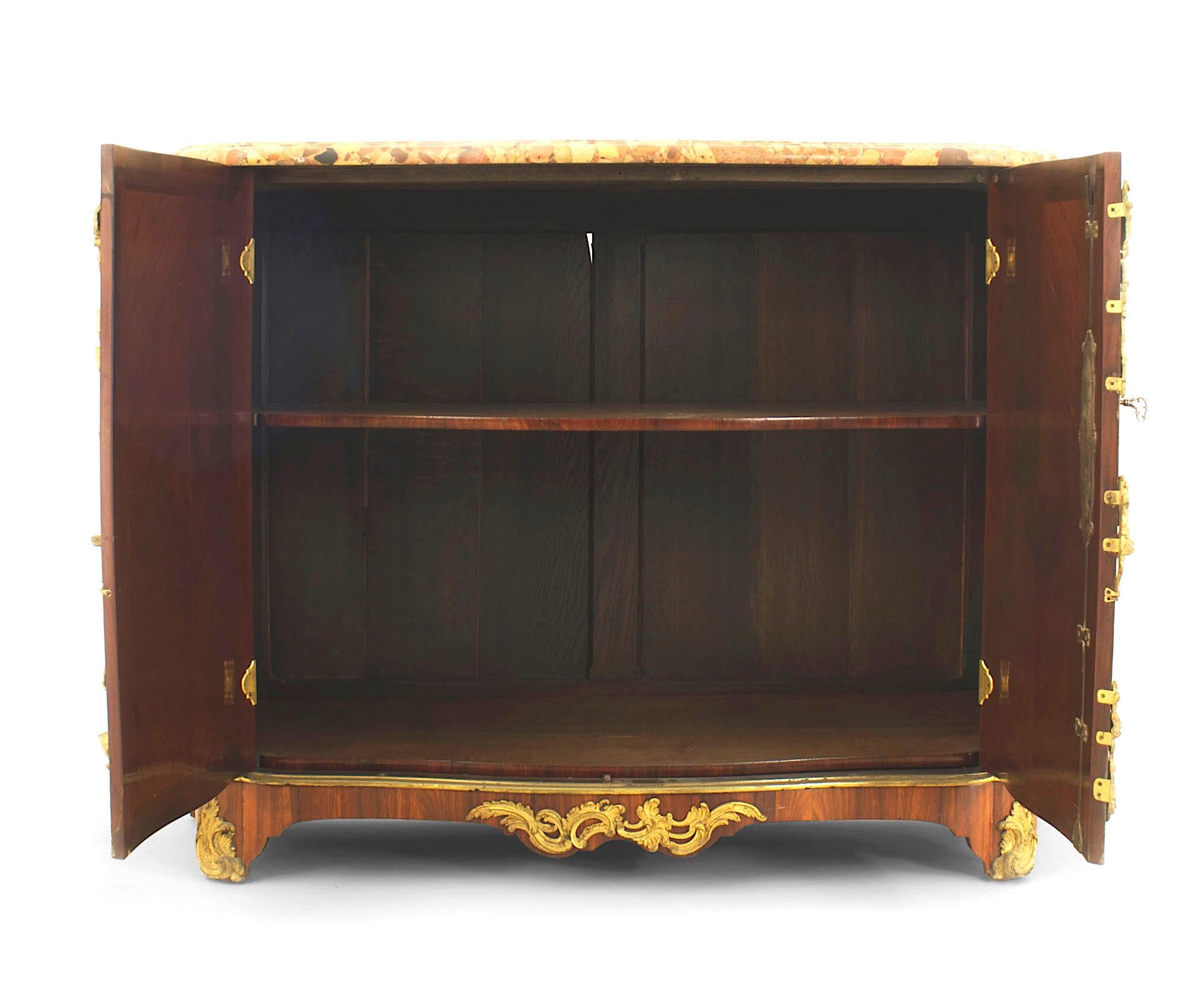 Coppia di commodes francesi a due ante in legno di palissandro Luigi XV (fine XIX sec.) con finiture in bronzo dorato con disegno di singerie (scimmia) e piano in marmo sagomato (timbro: Charles Cressent)
      