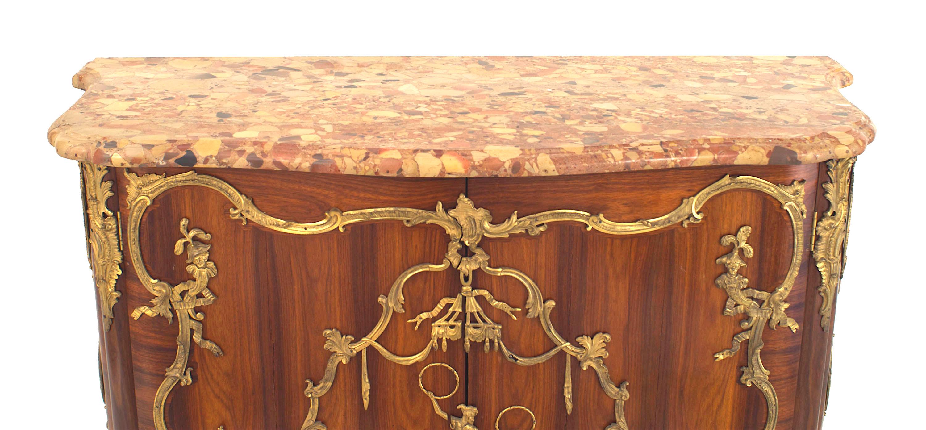 Français Paire de commodes françaises en bois de rose de style Louis XV de la fin du XIXe siècle par Cressent en vente