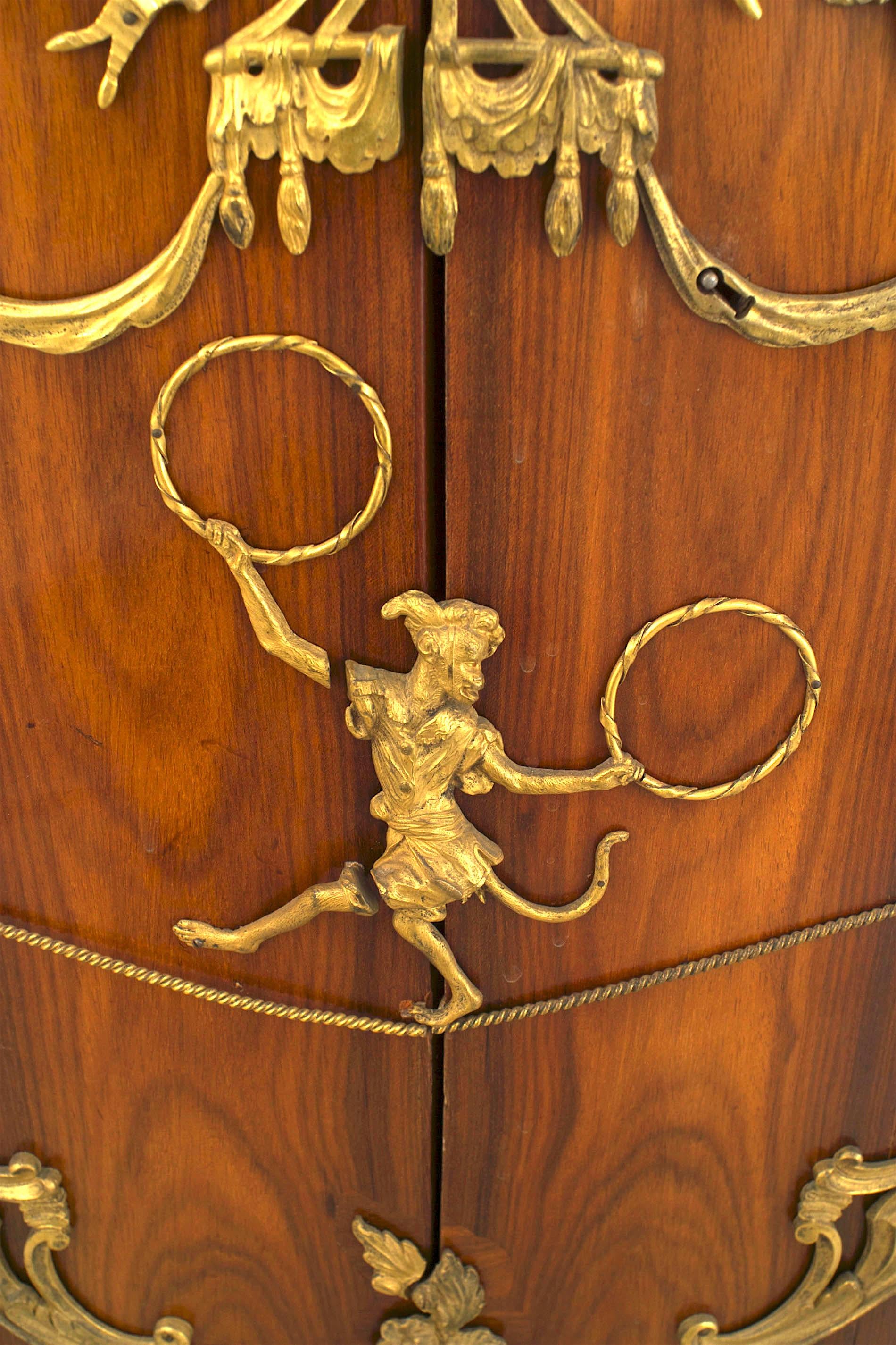 Bronzo Coppia di commodes francesi in stile Luigi XV della fine del XIX secolo in legno di palissandro di Cressent in vendita