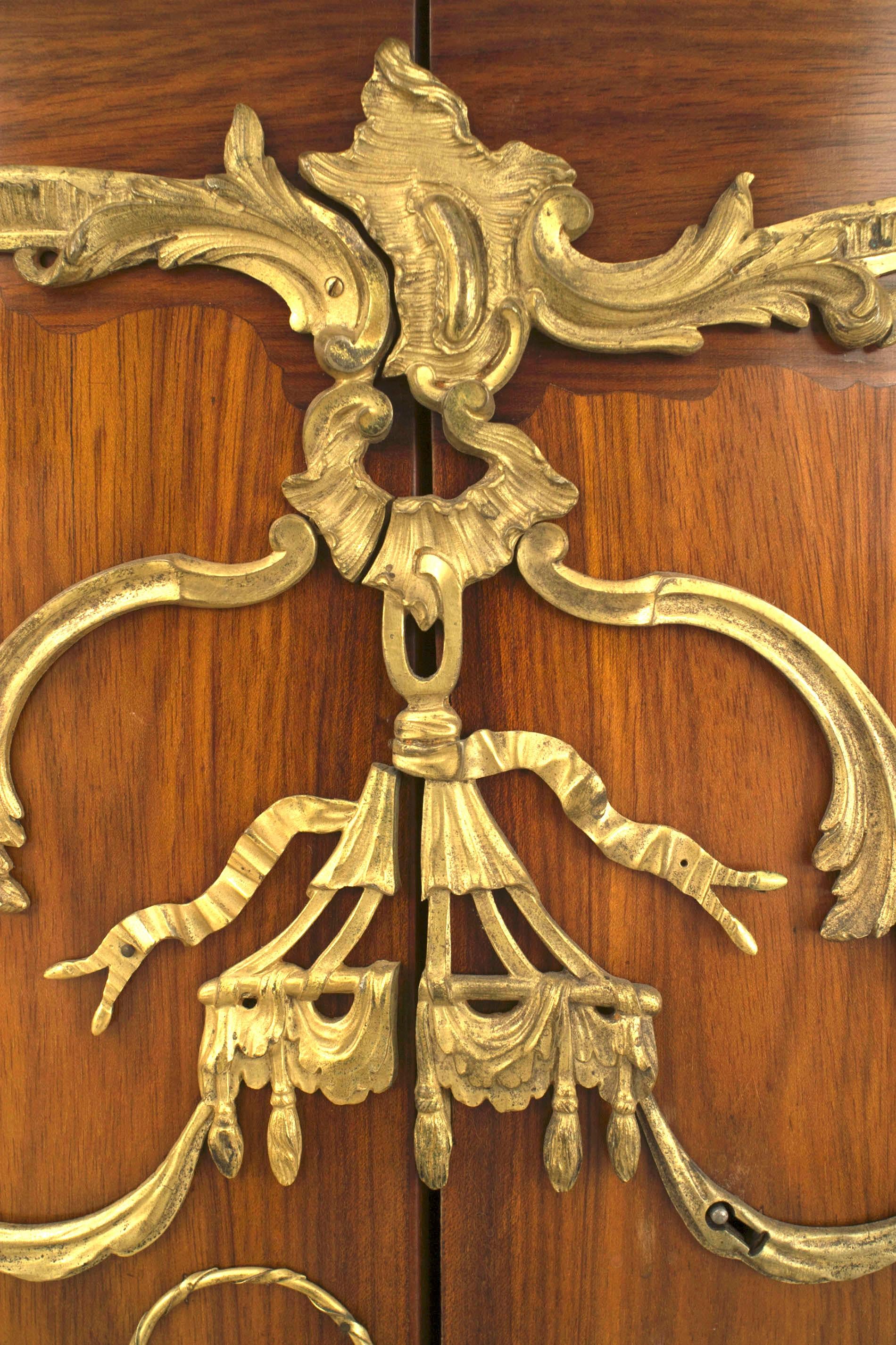 Coppia di commodes francesi in stile Luigi XV della fine del XIX secolo in legno di palissandro di Cressent in vendita 4