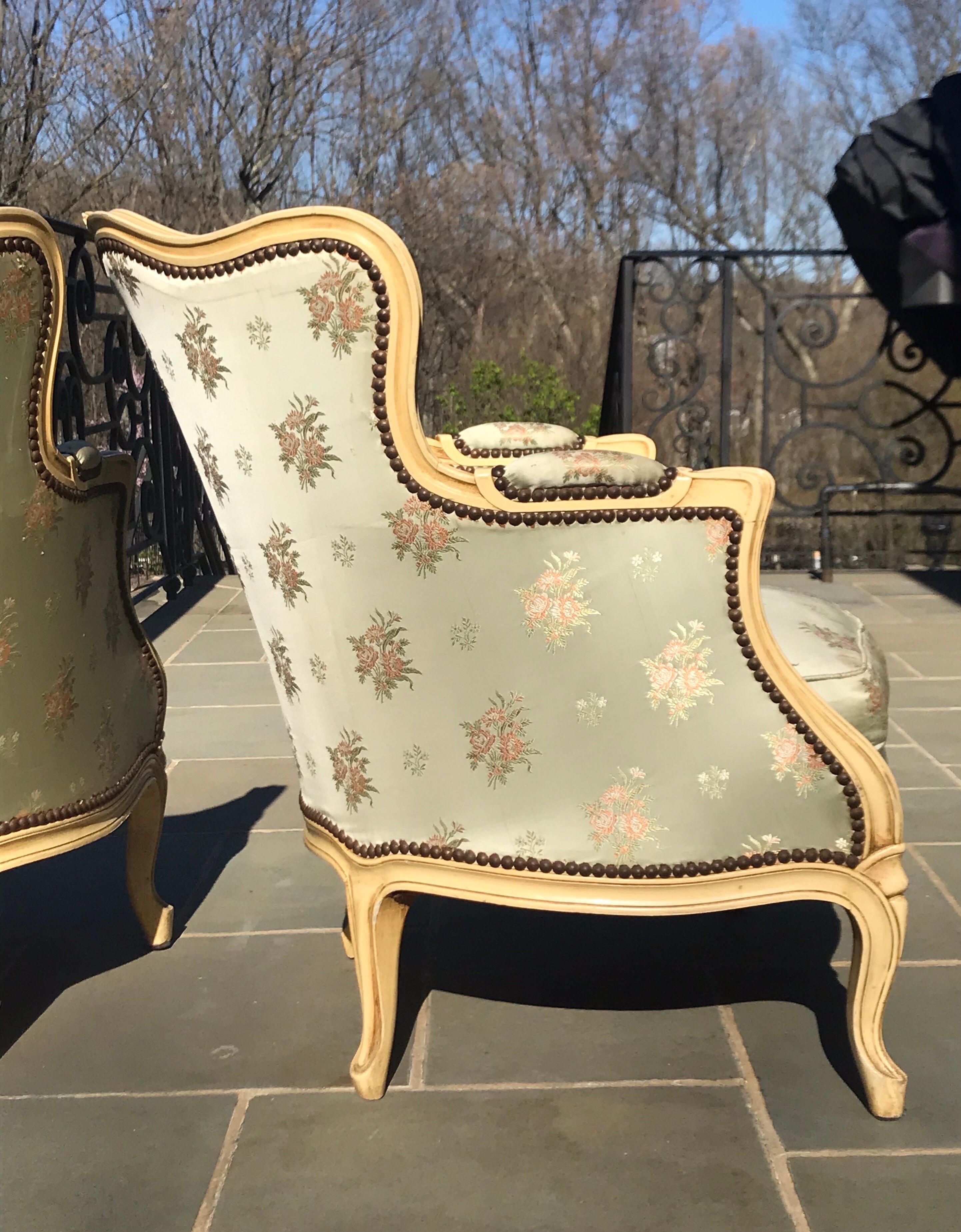 Pair of French Louis XV Painted Bergere Chairs with Beautifully Carved Flowers In Good Condition For Sale In Livingston, NJ