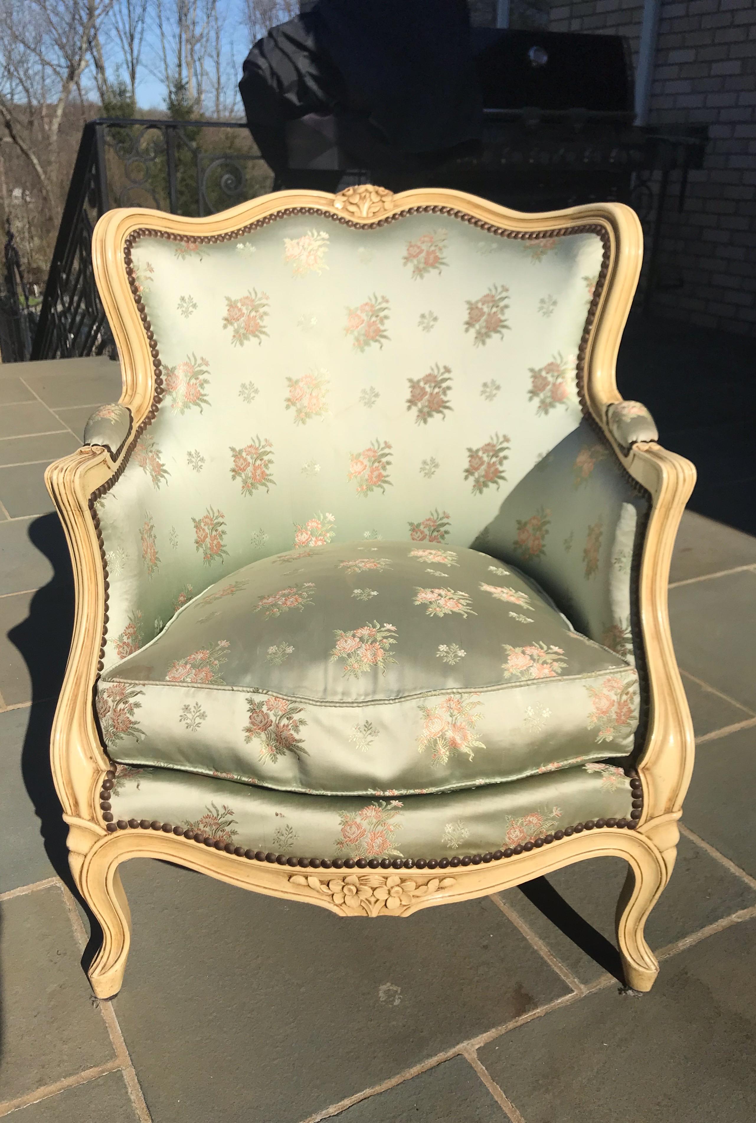 Pair of French Louis XV Painted Bergere Chairs with Beautifully Carved Flowers For Sale 2