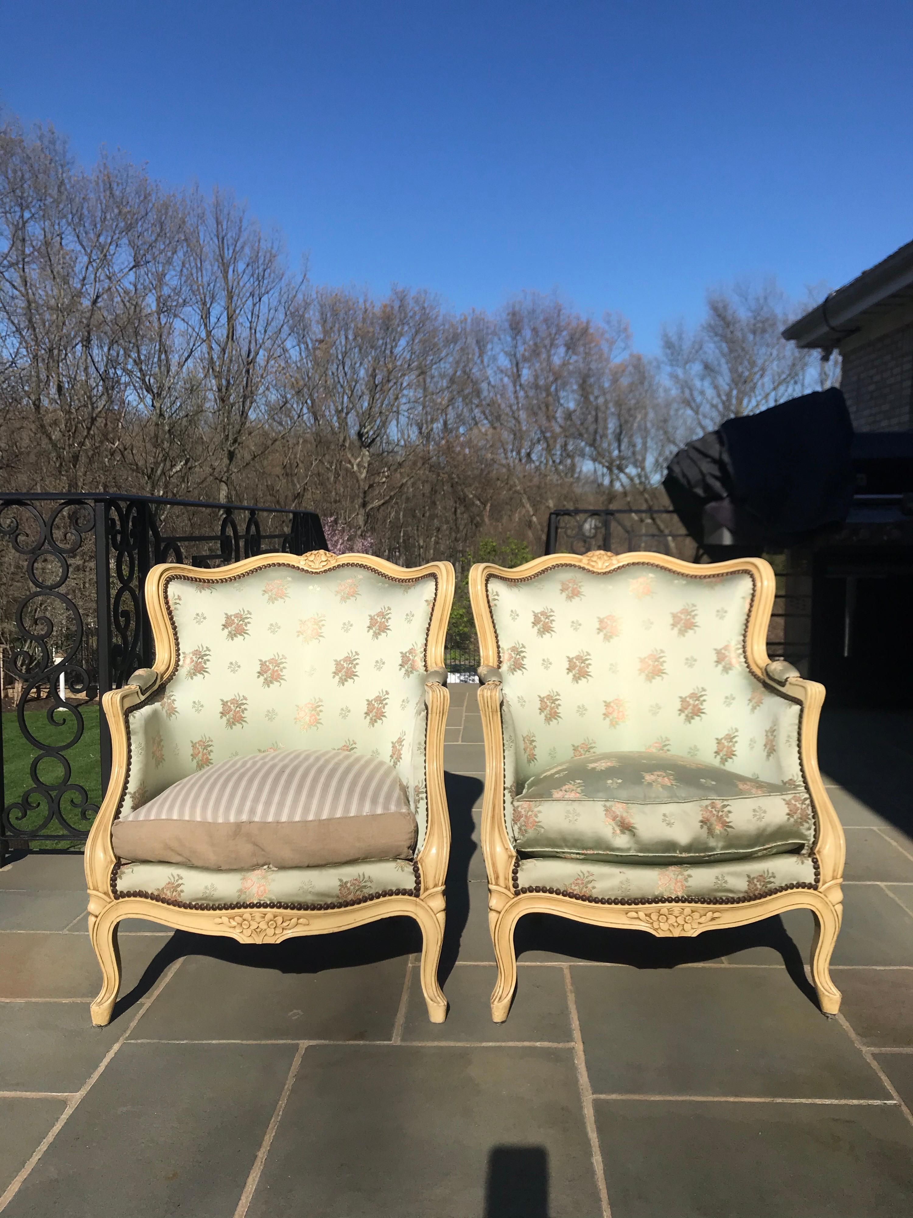 Pair of French Louis XV Painted Bergere Chairs with Beautifully Carved Flowers For Sale 3