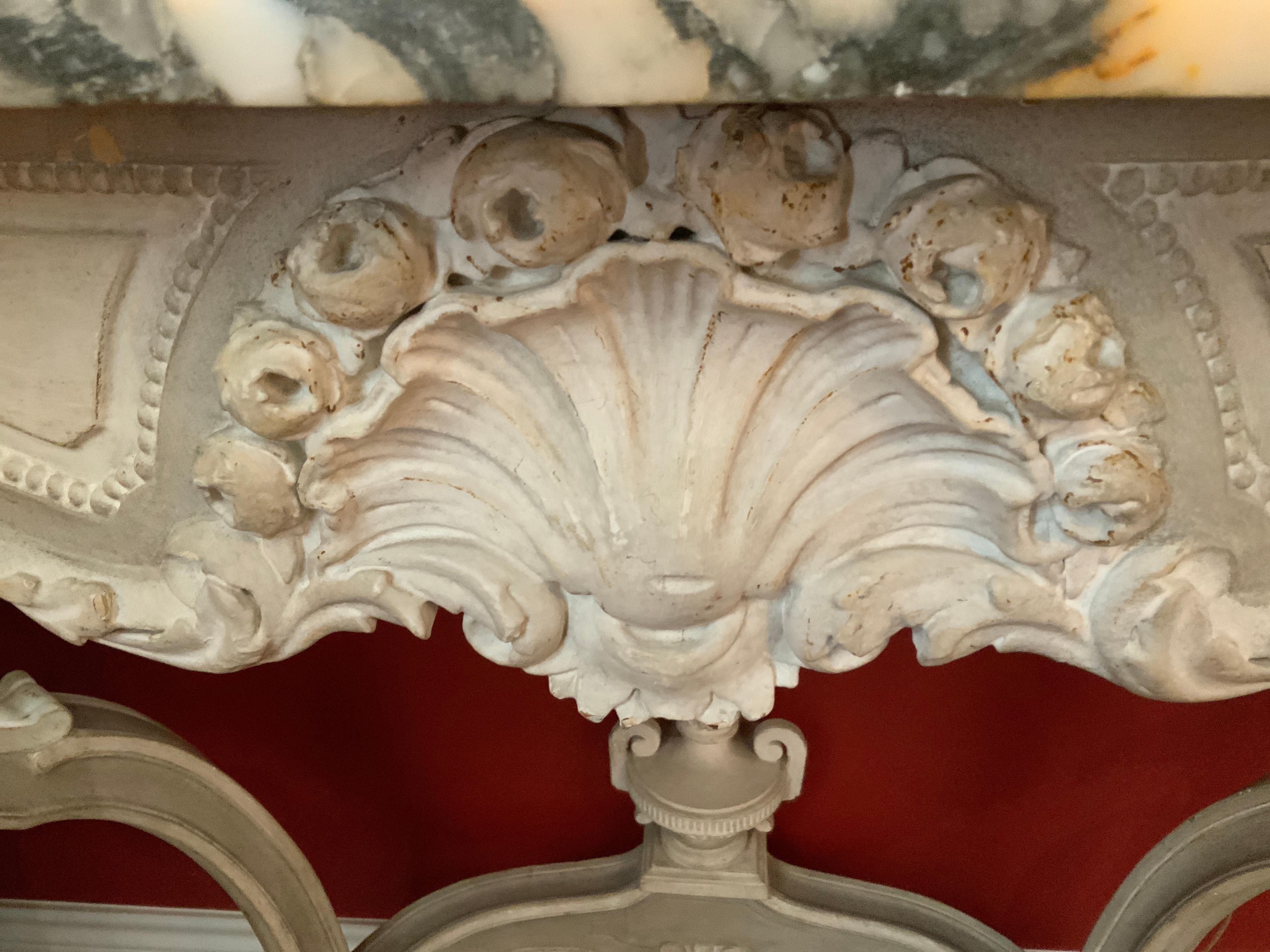 Pareja de Consolas Francesas Pintadas Luis XV con Tapas de Mármol Blanco y Gris Madera en venta