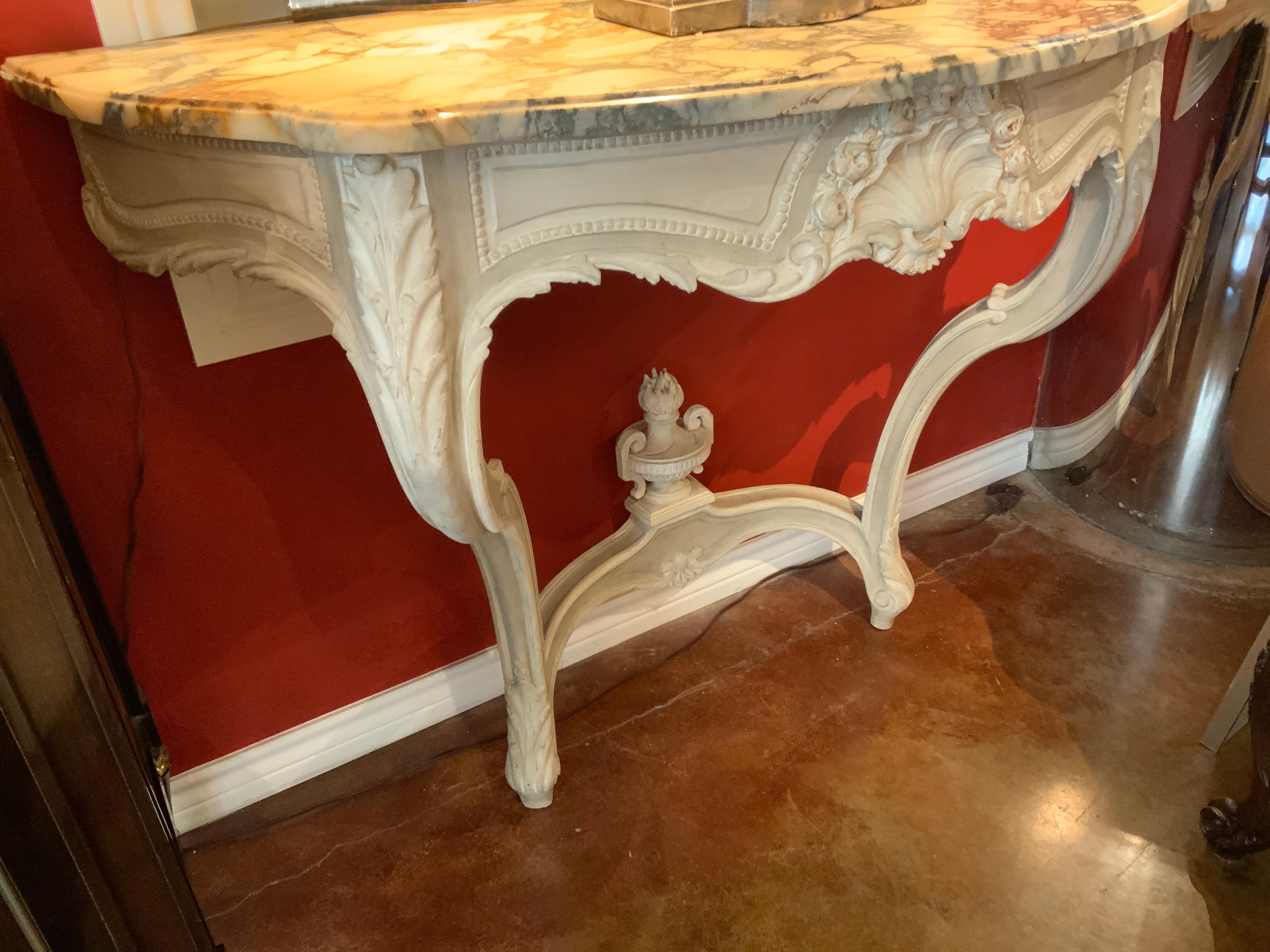 Pareja de Consolas Francesas Pintadas Luis XV con Tapas de Mármol Blanco y Gris en venta 1