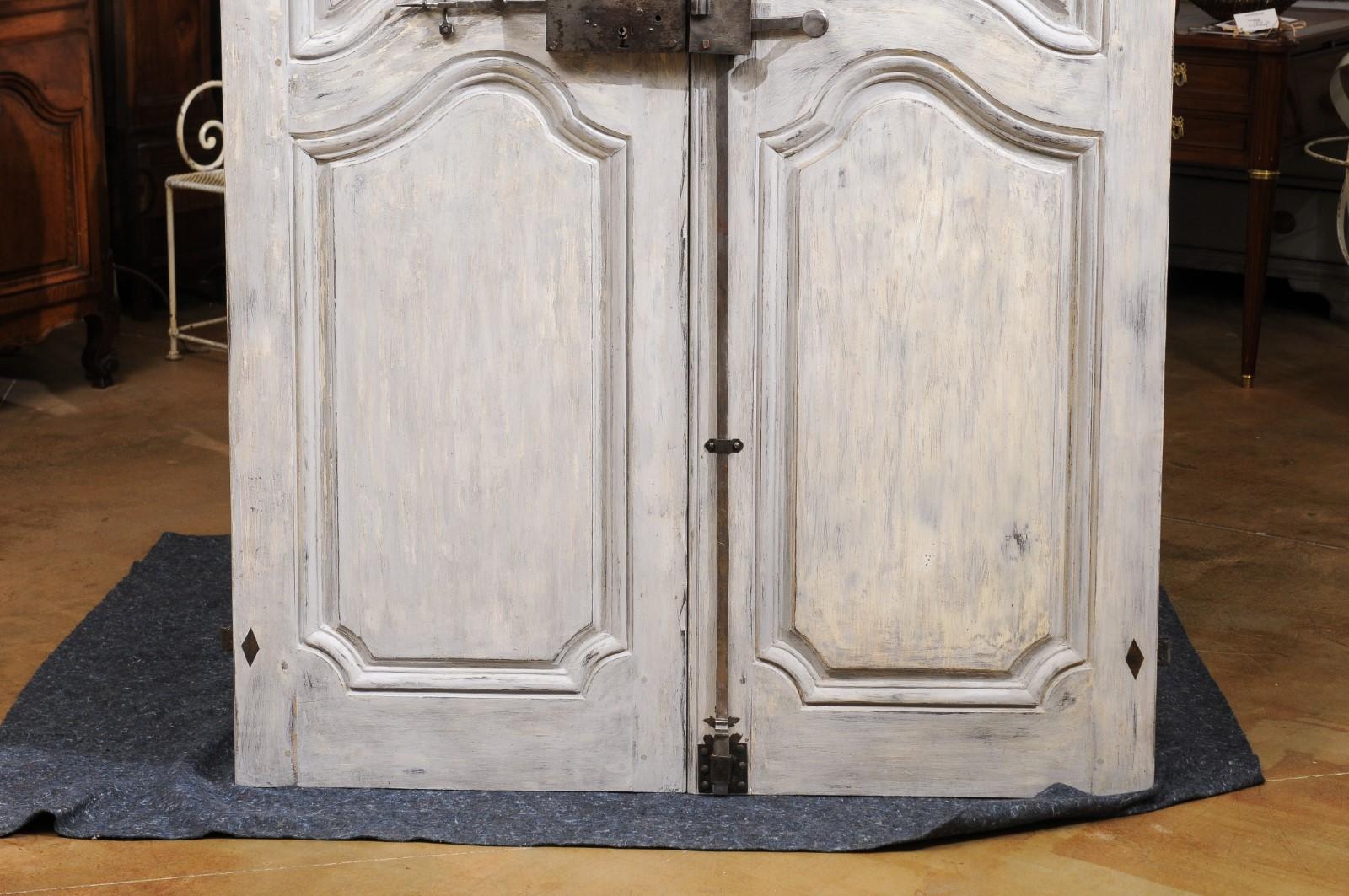 Paire de portes de communication peintes d'époque Louis XV des années 1750 avec quincaillerie en vente 2
