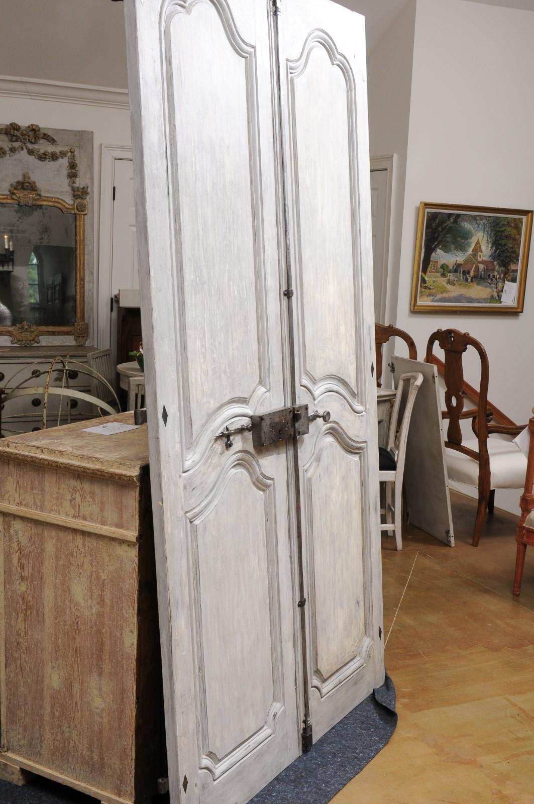 Paire de portes de communication peintes d'époque Louis XV des années 1750 avec quincaillerie en vente 5