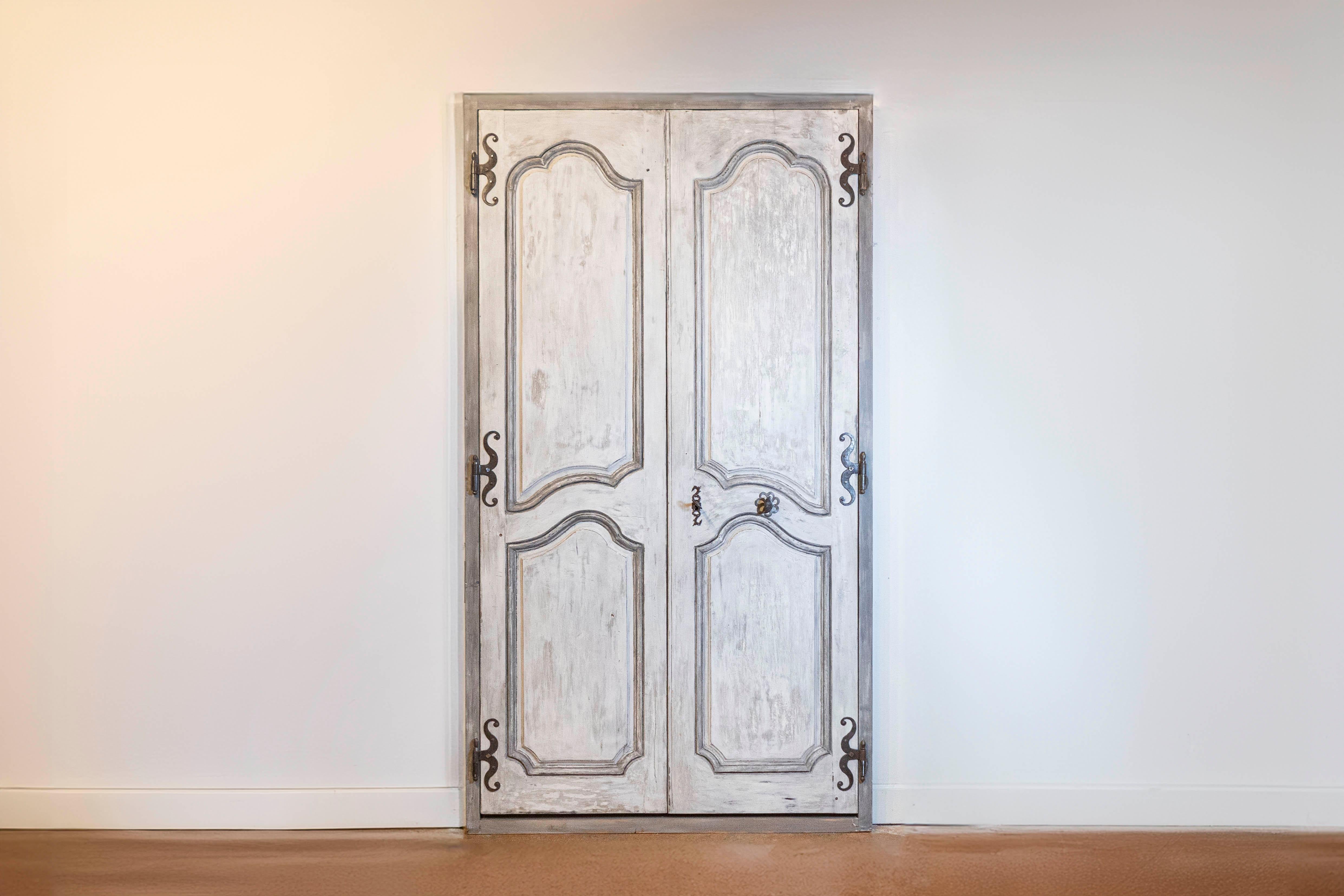 Una coppia di porte di comunicazione francesi dipinte di epoca Luigi XV della metà del XVIII secolo, con pannelli modanati e ferramenta in ferro. Creata in Francia durante il regno di Luigi XV le Bien-Aimé (soprannominato l'Amato) nel 1750, ogni