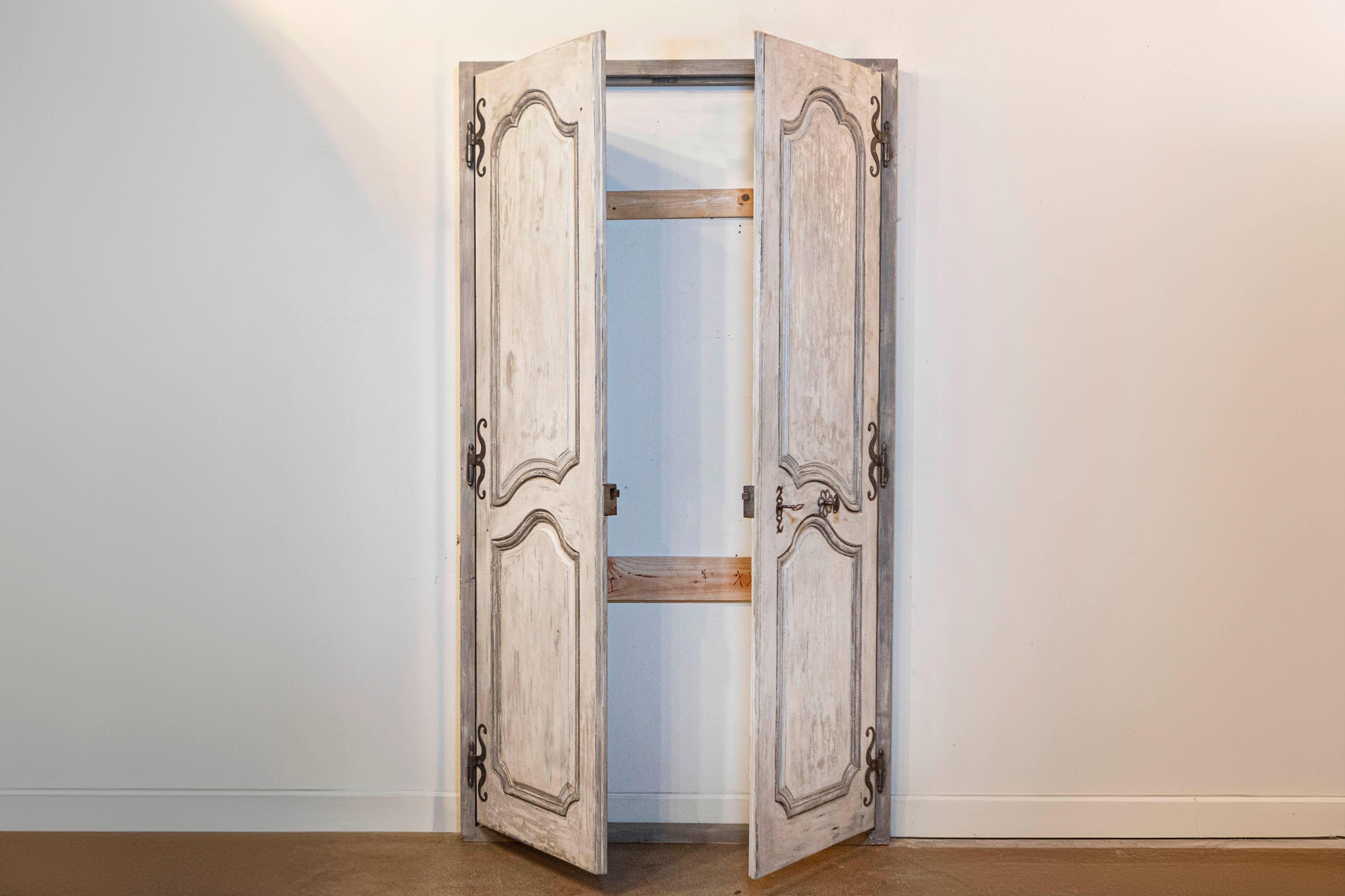 Francese Coppia di porte di comunicazione dipinte francesi del periodo Luigi XV del 1750 con ferramenta in vendita