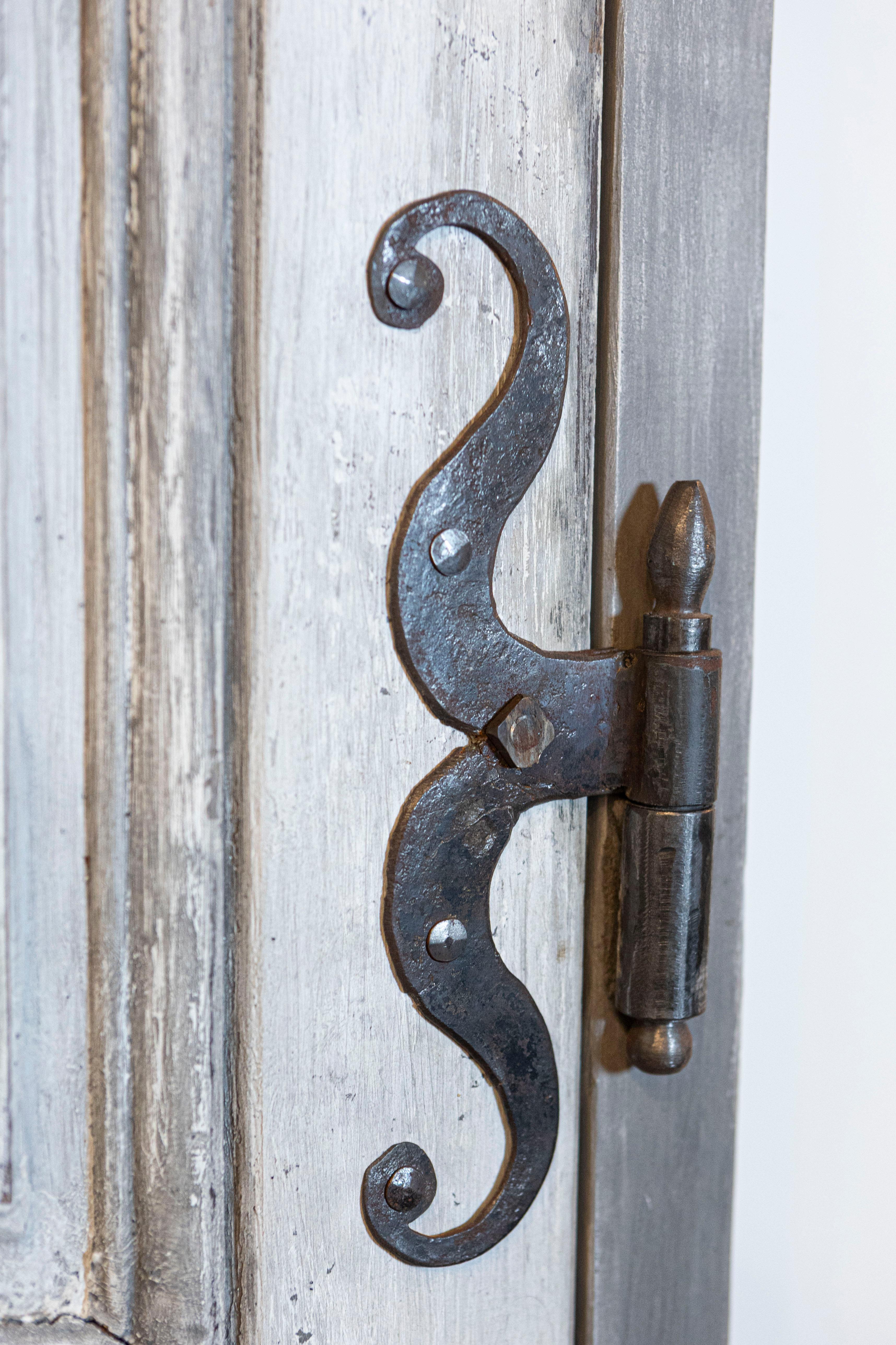 Intagliato Coppia di porte di comunicazione dipinte francesi del periodo Luigi XV del 1750 con ferramenta in vendita