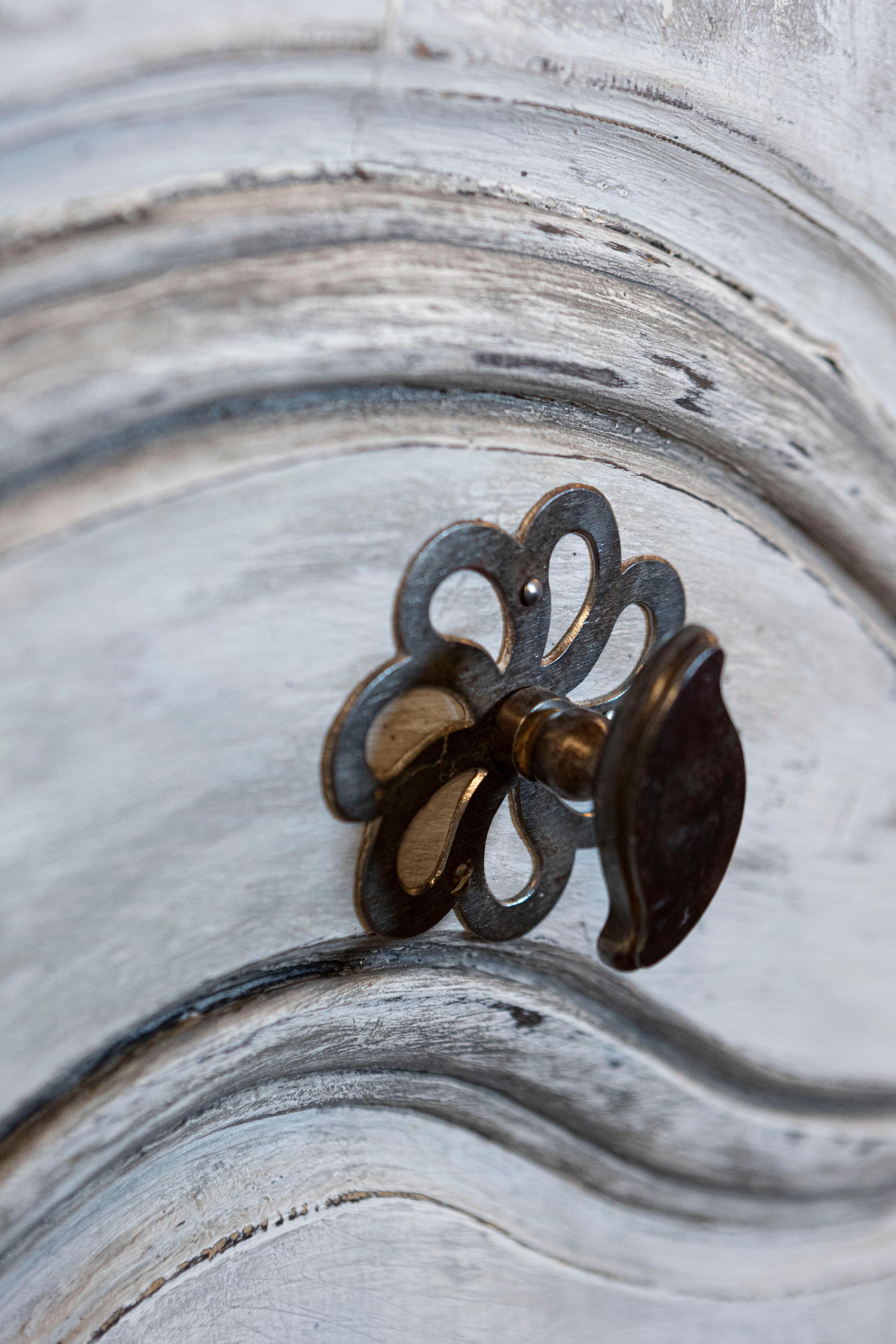 Coppia di porte di comunicazione dipinte francesi del periodo Luigi XV del 1750 con ferramenta In condizioni buone in vendita a Atlanta, GA