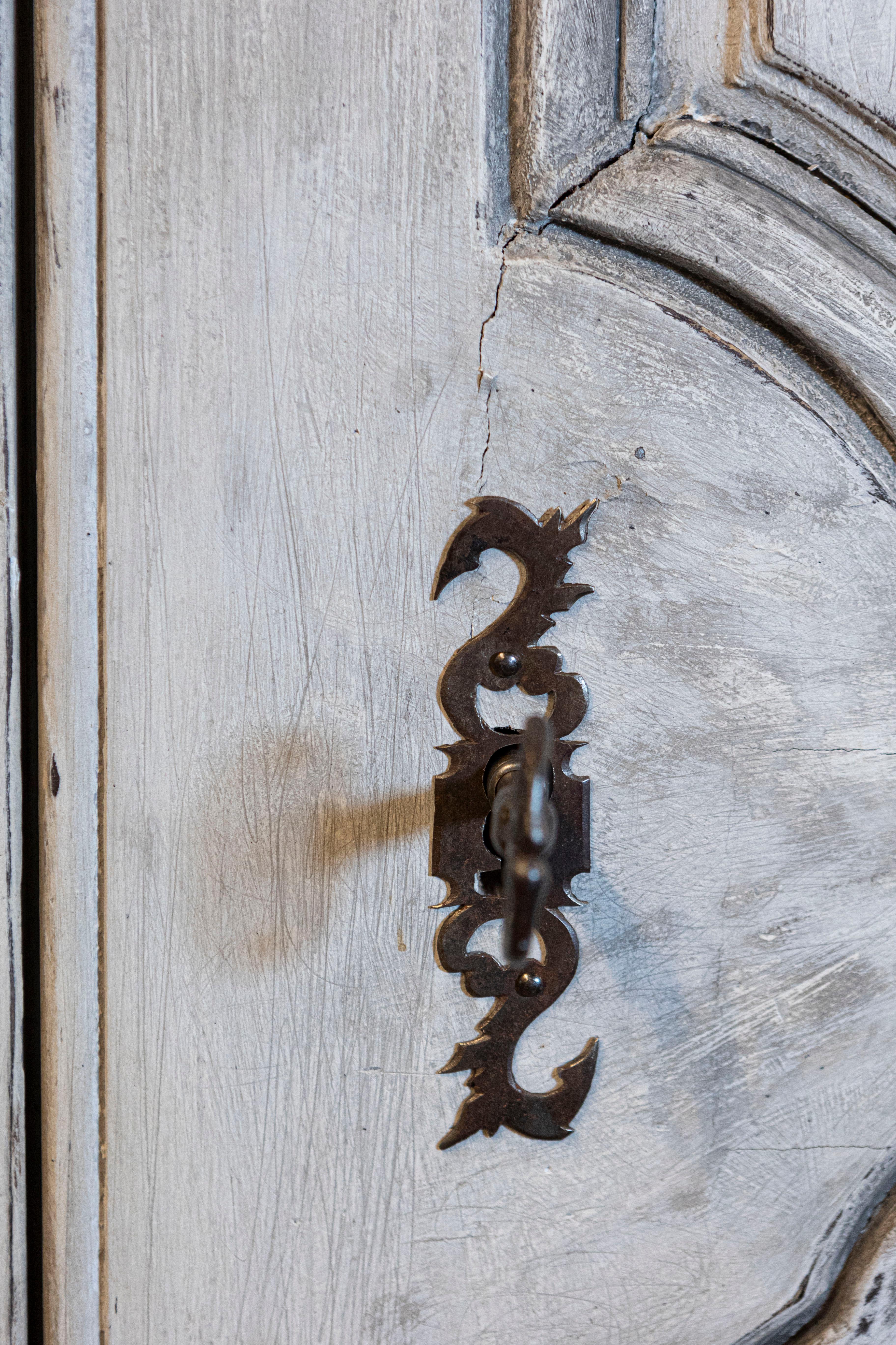 XVIII secolo Coppia di porte di comunicazione dipinte francesi del periodo Luigi XV del 1750 con ferramenta in vendita