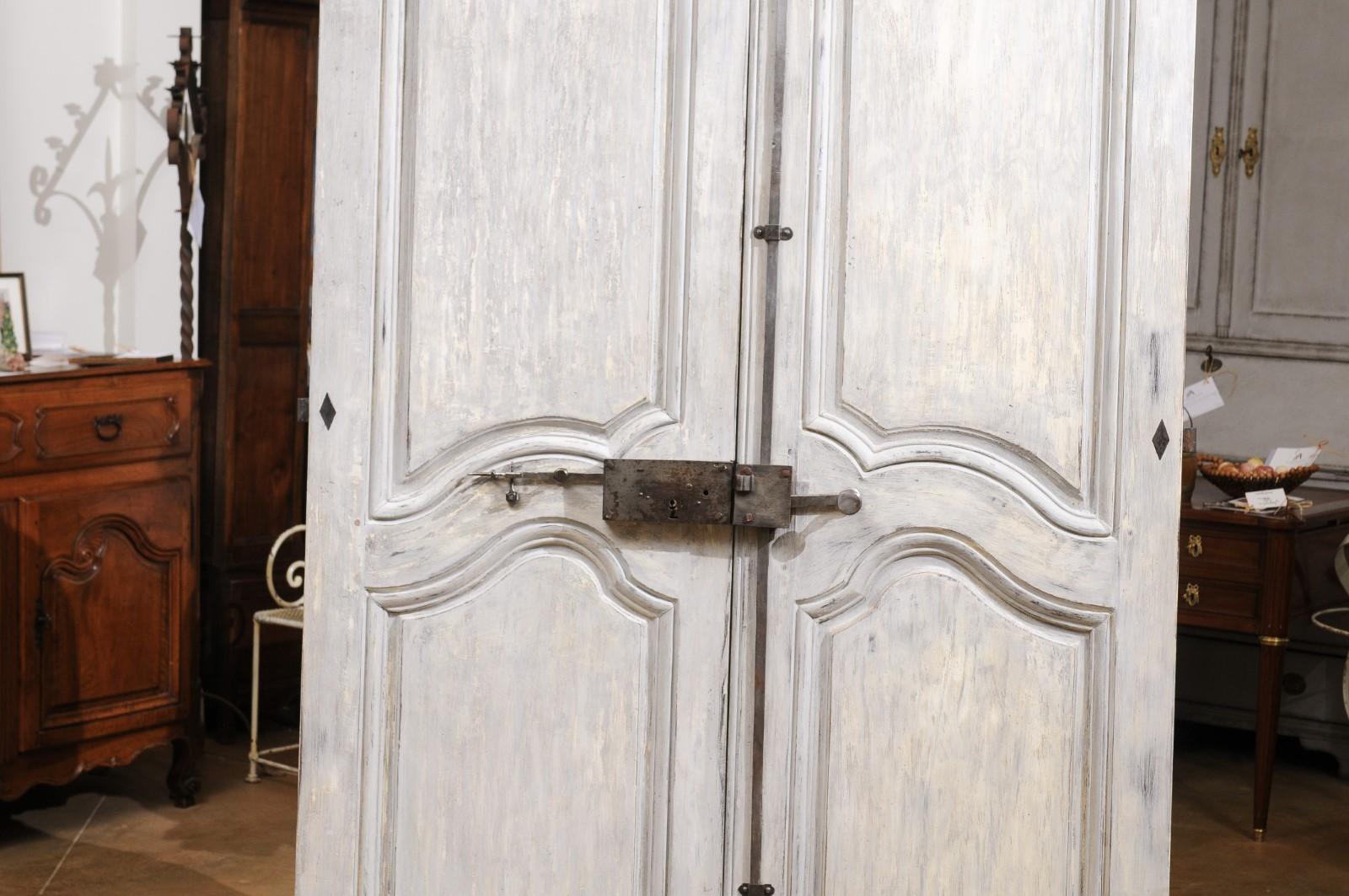 Paire de portes de communication peintes d'époque Louis XV des années 1750 avec quincaillerie en vente 1
