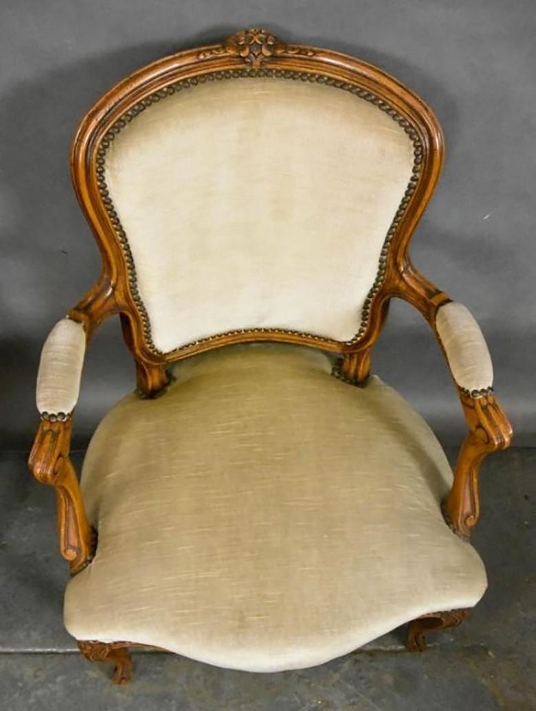 Paar Französisch Louis XV verfeinert fauteuils, die raffinierten Linien und Detail Schnitzereien macht dieses Paar sehr elegant und.