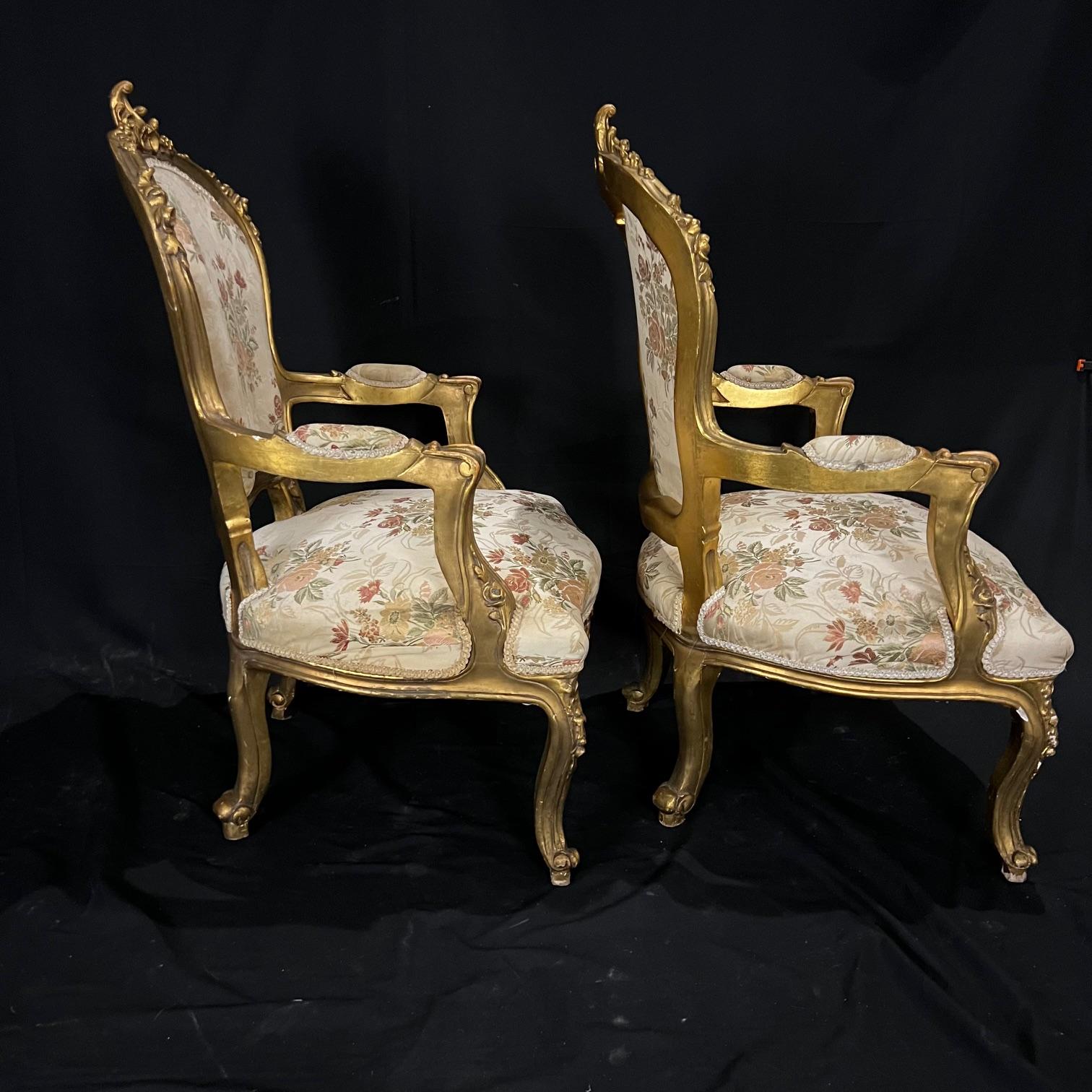Pair of French Louis XV Rococo Giltwood Fauteuil Armchairs In Good Condition In Hopewell, NJ
