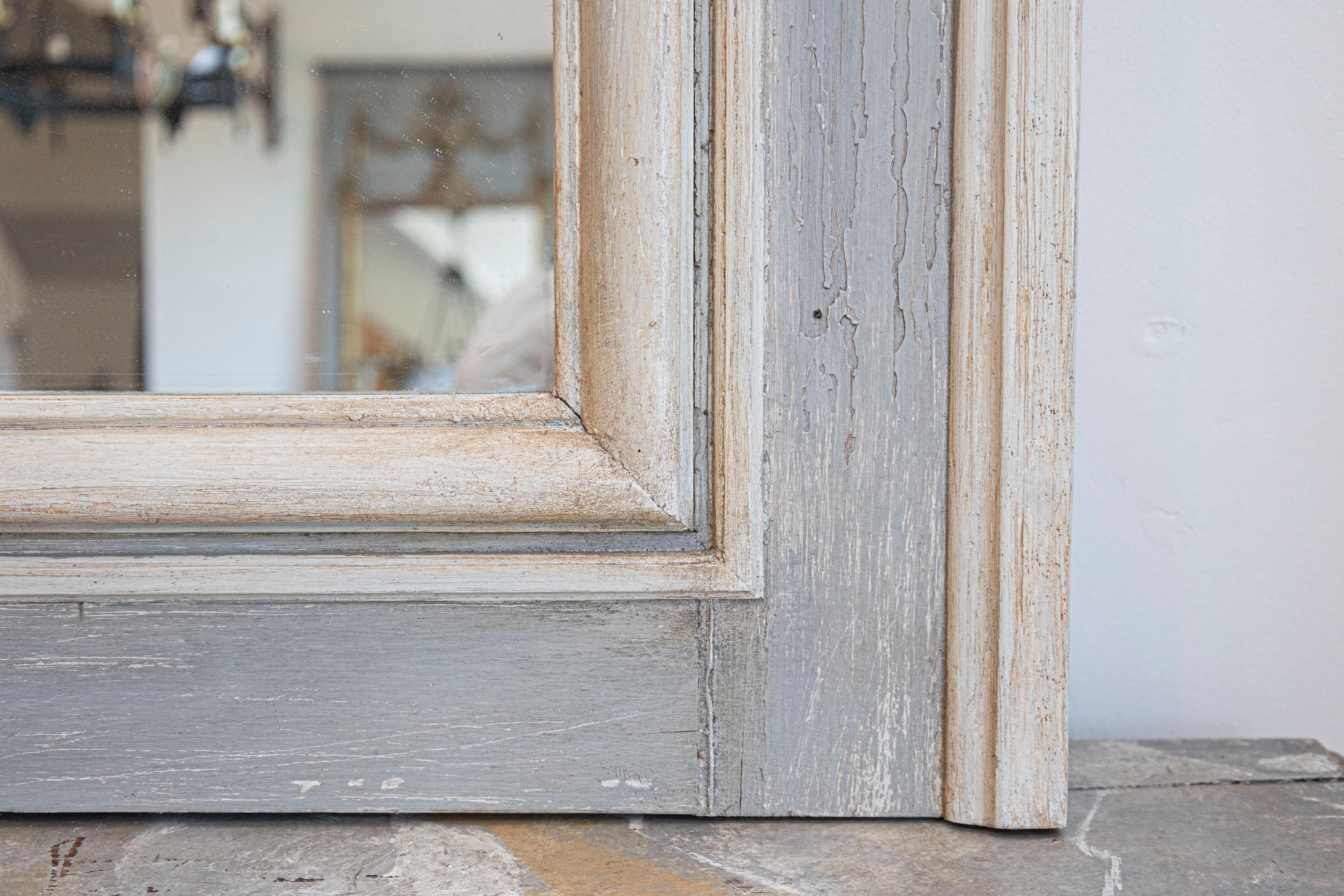 Pair of French Louis XV Style 1890s Painted Wood Horizontal Shell-Carved Mirrors For Sale 1