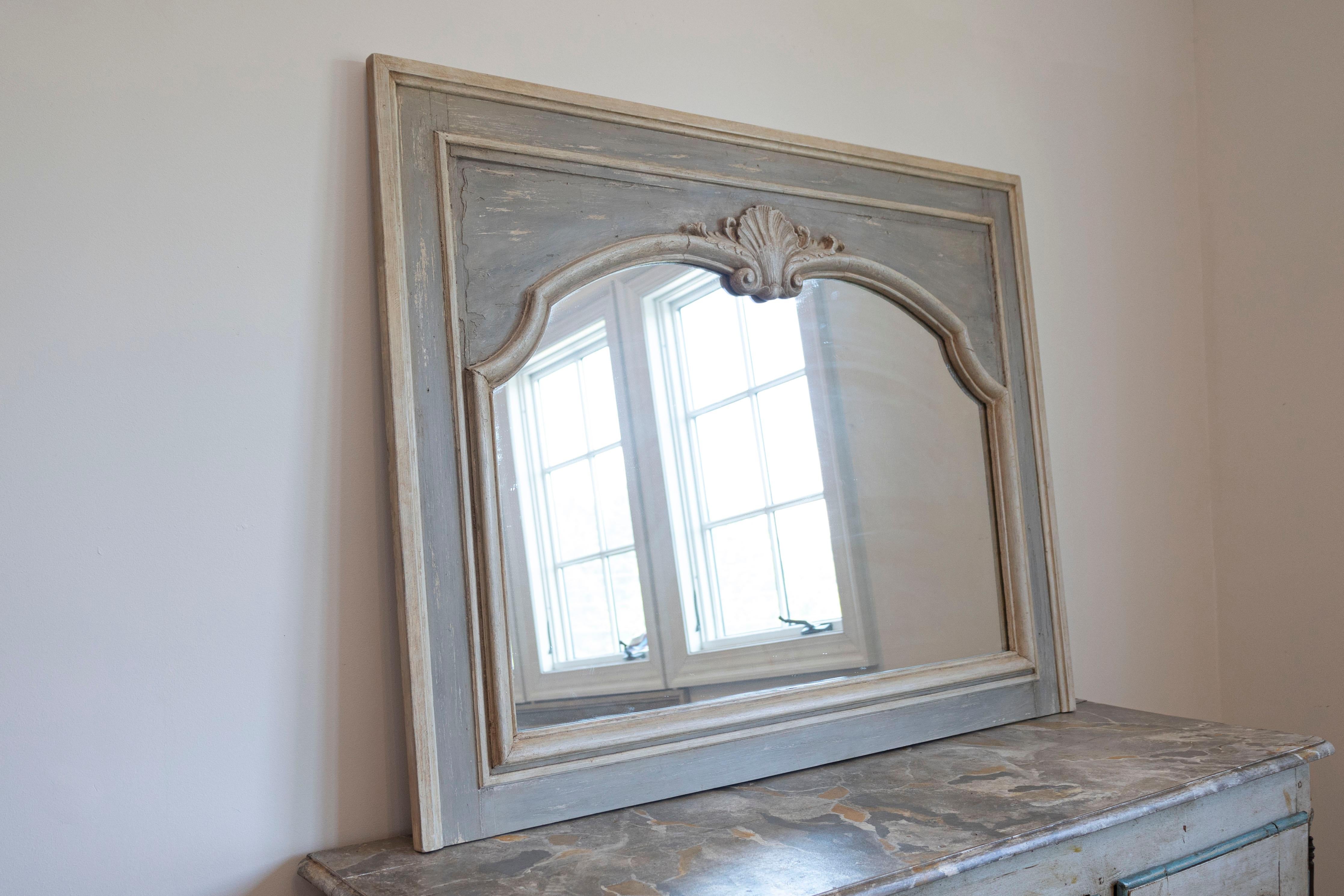 Pair of French Louis XV Style 1890s Painted Wood Horizontal Shell-Carved Mirrors For Sale 2