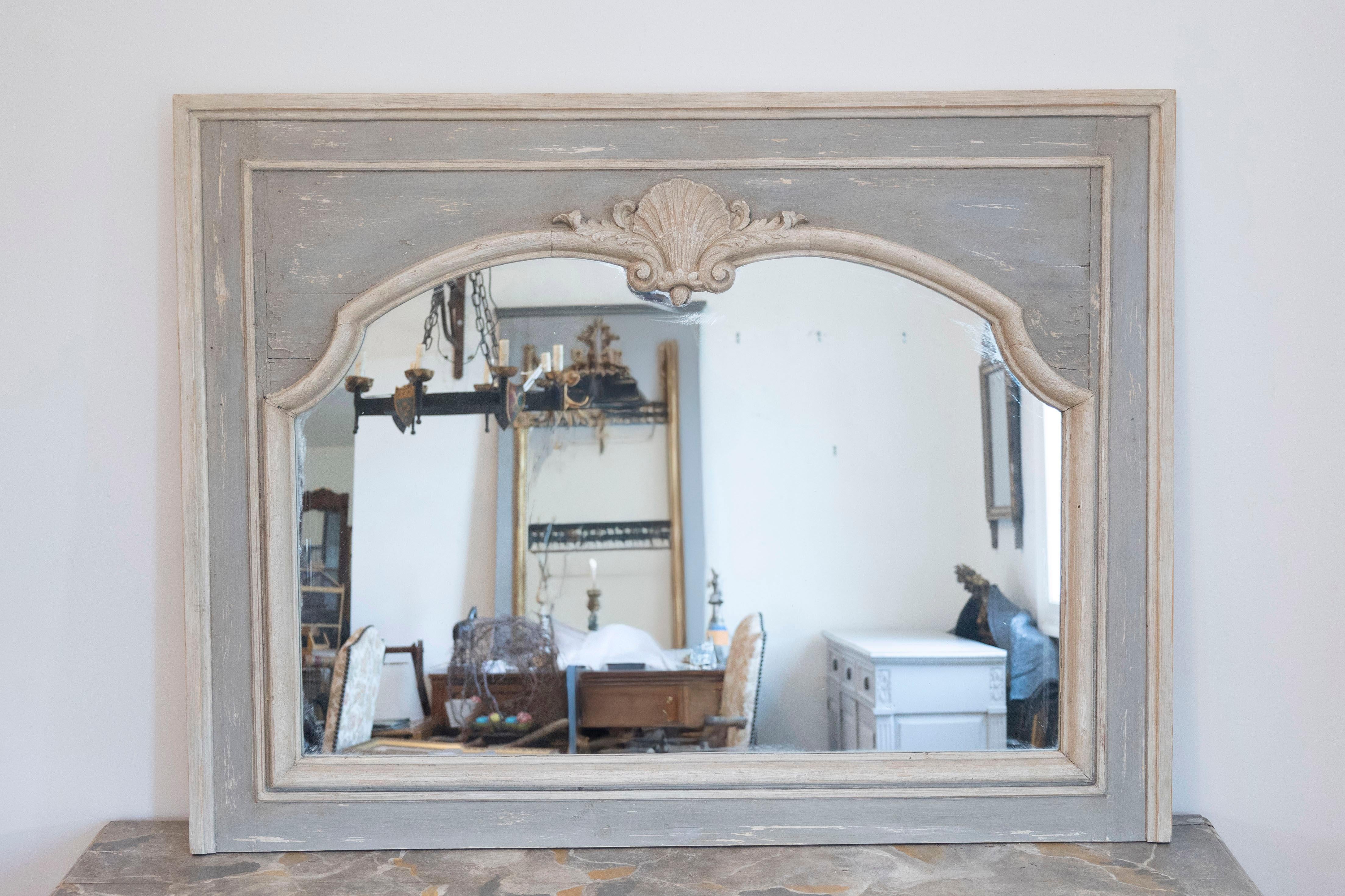 Pair of French Louis XV Style 1890s Painted Wood Horizontal Shell-Carved Mirrors For Sale 3