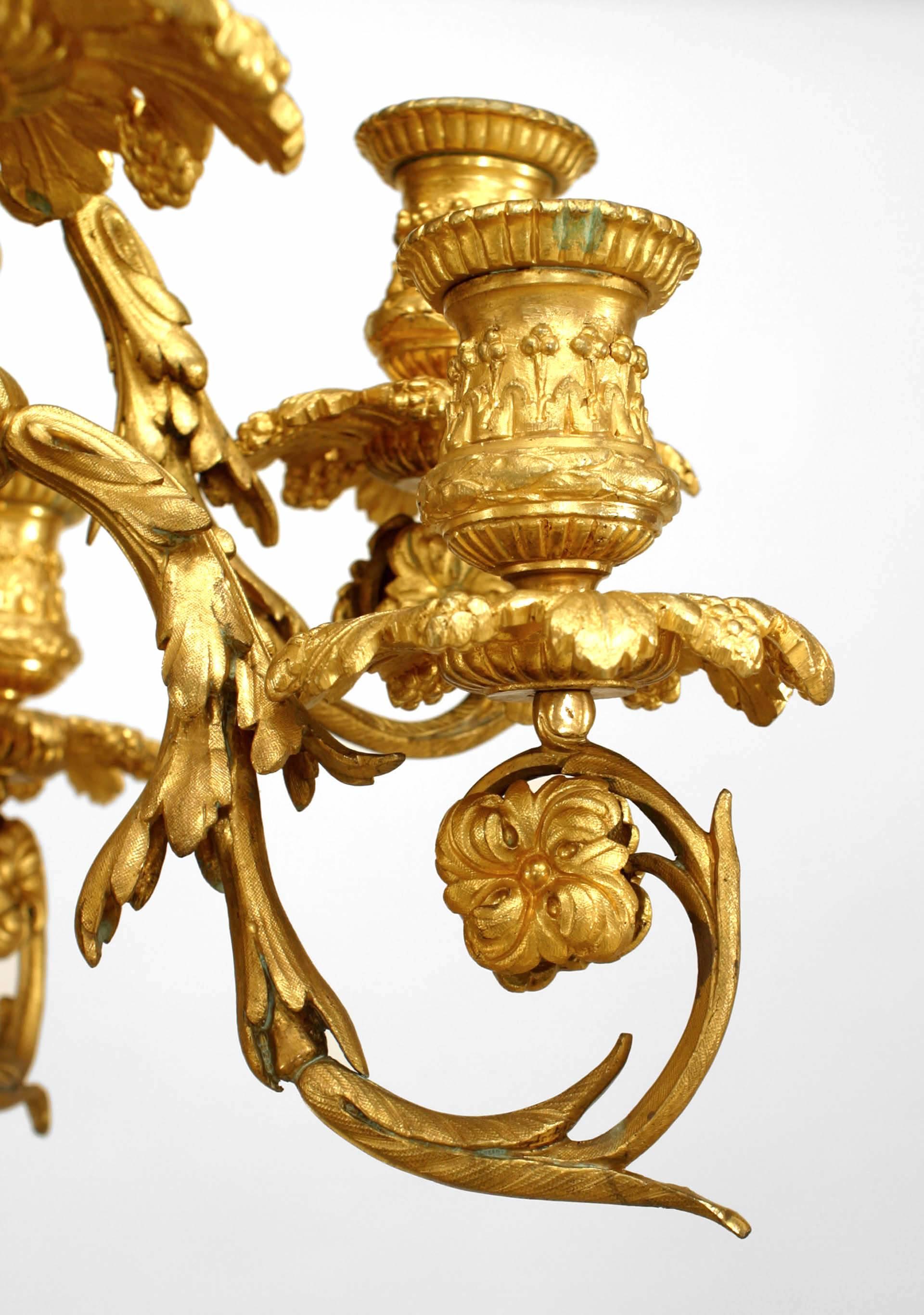 Paar französische Louis XV Bronze Dore Urnenkandelaber (Französisch) im Angebot
