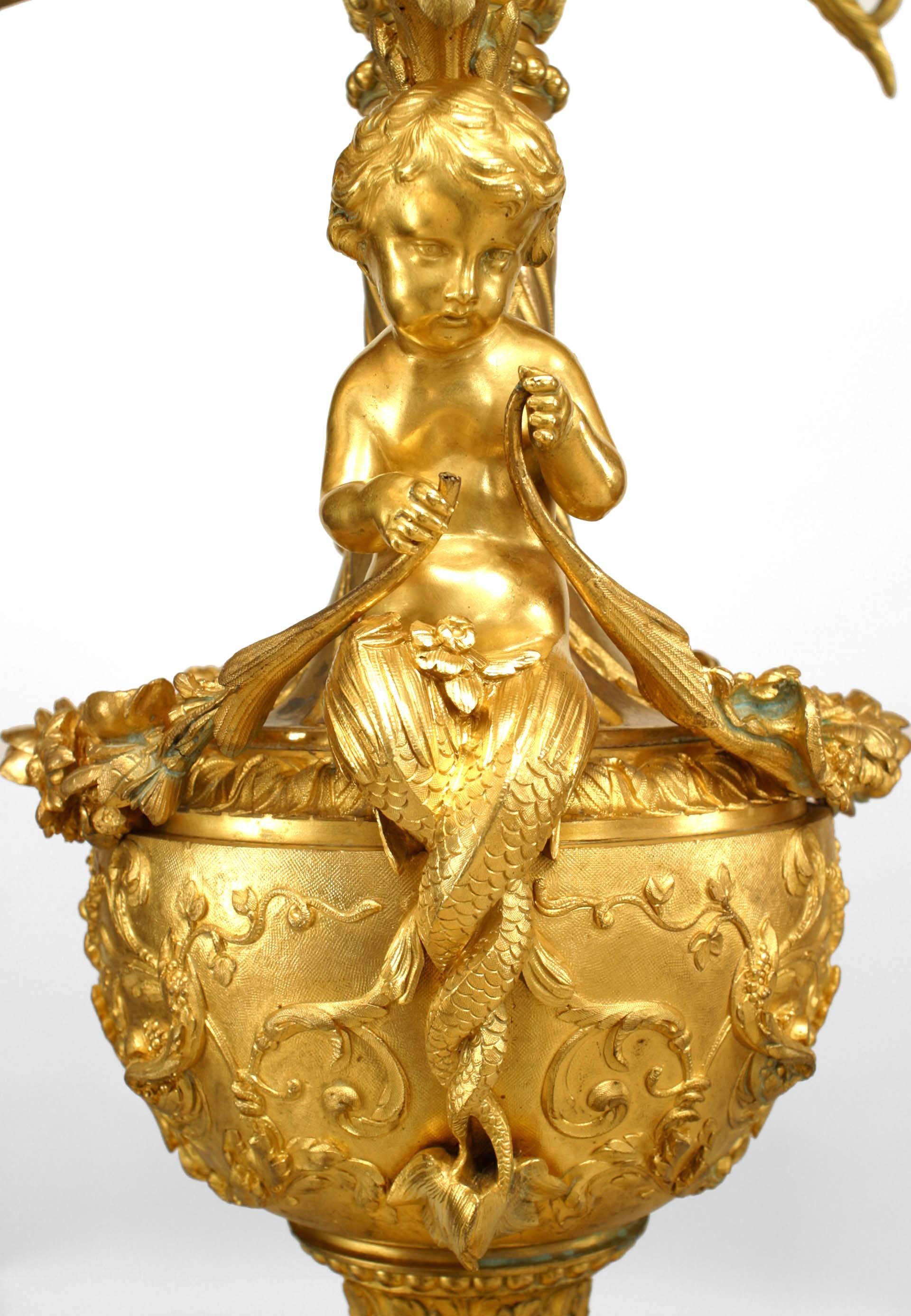 Paar französische Louis XV Bronze Dore Urnenkandelaber (19. Jahrhundert) im Angebot